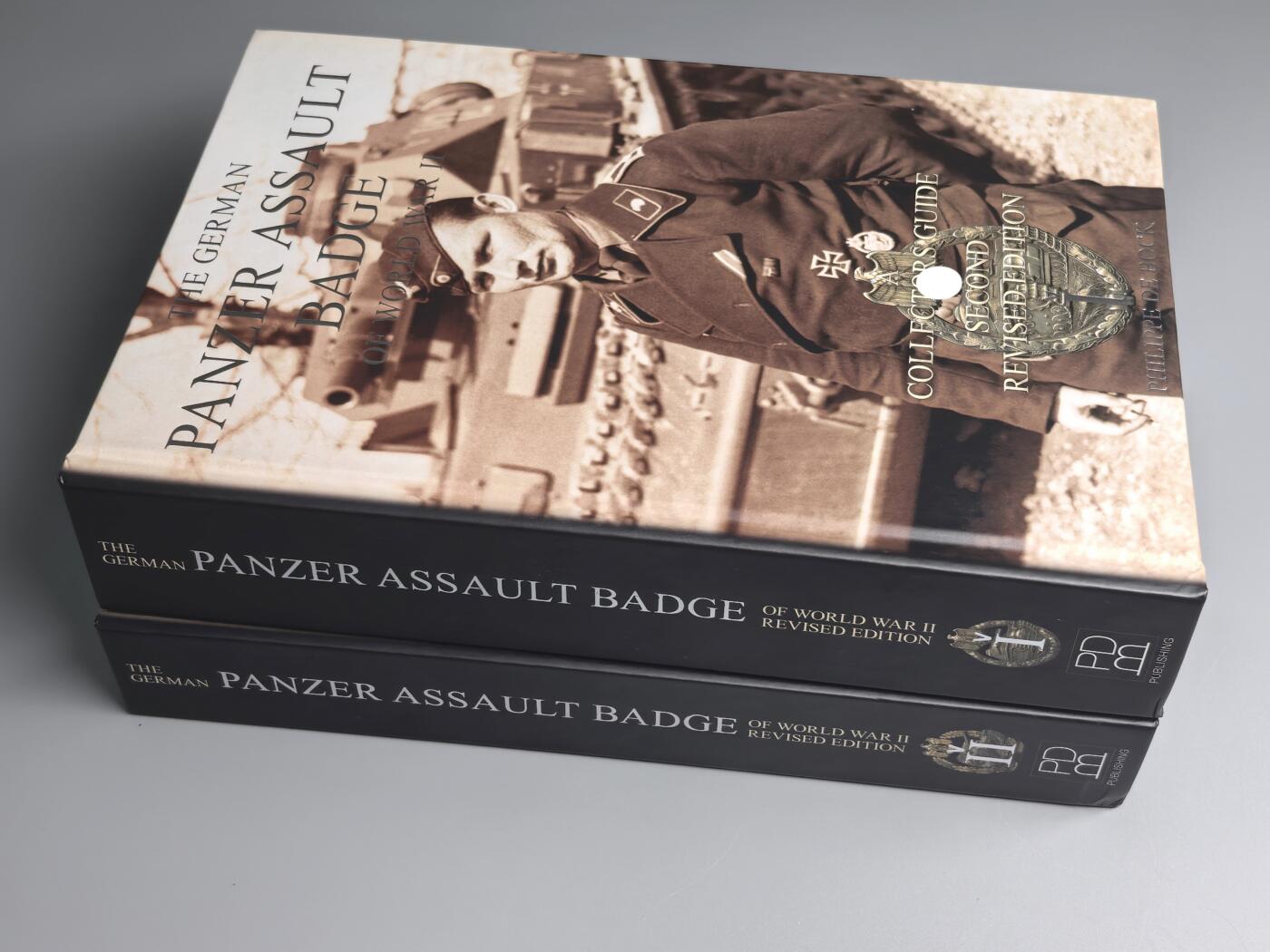 小驴勋章奖章收藏3月21日周六晚六点拍卖（珍爱和平，收藏战争，铭记历史，勿忘国耻，忠党爱国。有偿代拍，送拍规则在简介最后，参拍须阅读规则后再参拍，关系到运费包装发货时效真假辨别等关键信息，拍卖时不再发原图，看大图店主微信码在拍卖店铺介绍里） 《二战德国坦克突击奖章》上下册，世界最顶尖坦克突击奖章专家PHILIPPE先生作品，2021年修订本，新增PHILIPPE先生十几年的研究成果，增加了200页，书页数达到1100页，作者亲签扉页，(3公斤重，完整运回国费用很高），非常专业的书看完记住就可以成为坦克击奖章专家了
