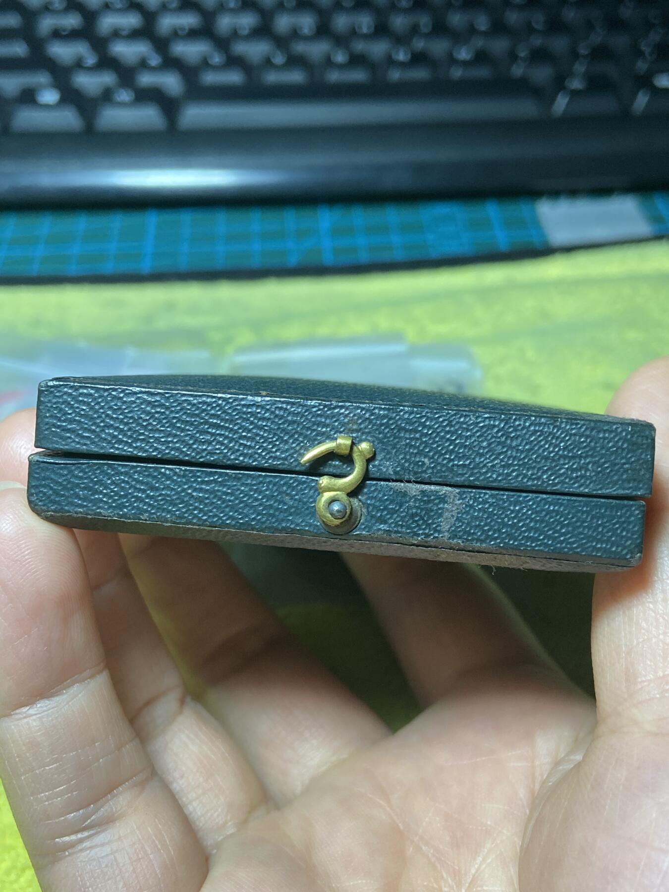 2026年第三十七场(总第二百零六场）德紧纸币特拍场(佣金3%，最低1元) 1913年法国埃纳省蒂耶里堡行政区农业协会（Comice Agricole）颁发的银质奖章，直径42mm，重33.44克。授予M.JACQUEMIN-CAMPAS，正面图案是手持橄榄枝的拟人化农业女神形象，象征农业丰收与荣誉；背面环绕的麦穗、葡萄、牛羊等元素，是法国农业协会奖章的经典设计，代表农业、畜牧业与园艺业的全面发展。