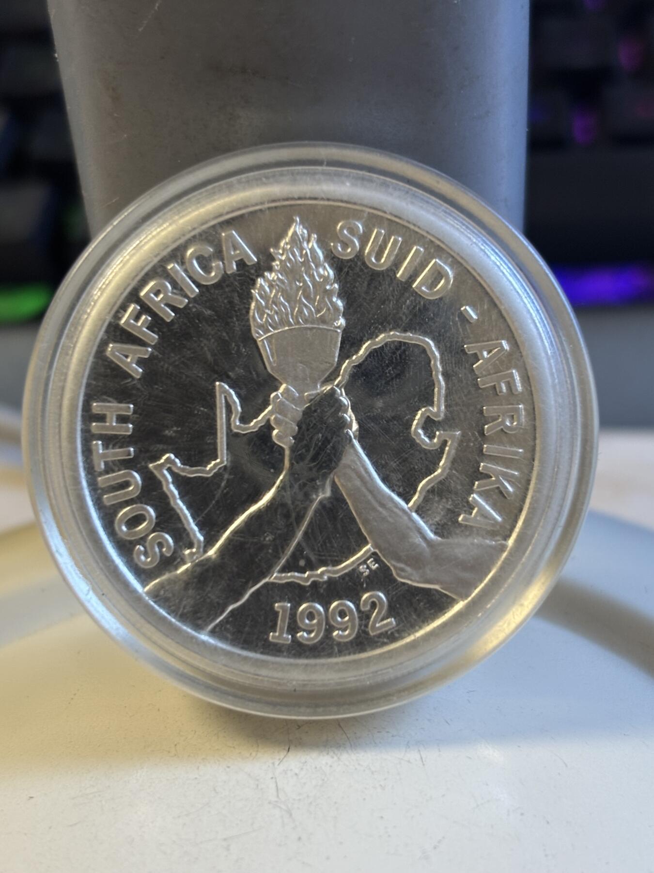 第194期拍卖 南非1992年奥运会传递火炬1盎司纪念银币,925银，33.63克银价270，塑料盒打不开，币有氧化