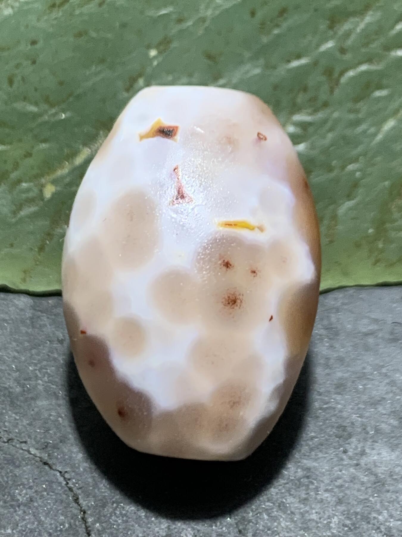 精美亚光高玉化气泡纹战国红玛瑙手工俏色巧雕玉兔勒子一颗！