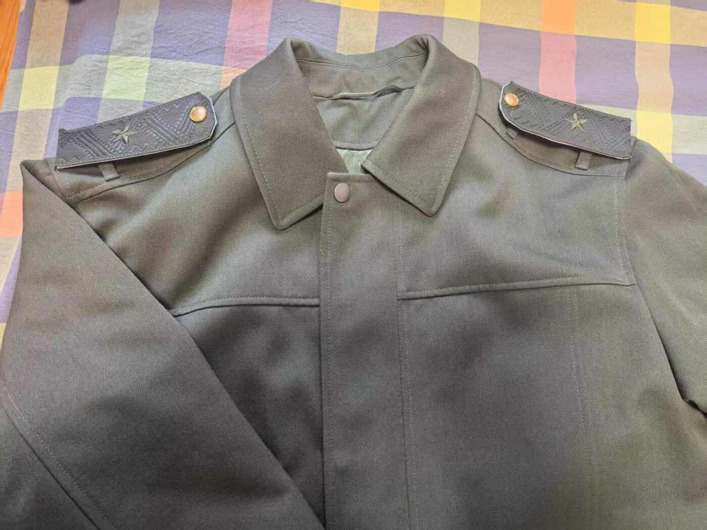 橙子收藏第六期 俄罗斯联邦陆军少将冬季加厚军服（棉服款）肩宽：55cm 胸围：110。属于俄军90年代后列装的制式冬季勤务服装：肩章为单颗星，是俄罗斯陆军少将的标准标识，对应北约OF-6级别，通常担任师长、副军长等职务。由圣彼得堡БТК集团生产，是俄军官方认证的军工企业，代表了俄罗斯军用服装的工艺标准