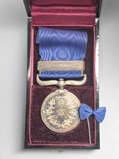 小驴勋章奖章收藏3月21日周六晚六点拍卖（珍爱和平，收藏战争，铭记历史，勿忘国耻，忠党爱国。有偿代拍，送拍规则在简介最后，参拍须阅读规则后再参拍，关系到运费包装发货时效真假辨别等关键信息，拍卖时不再发原图，看大图店主微信码在拍卖店铺介绍里） - 蓝绶褒章，纯银，带盒带略，背刻获得者姓名