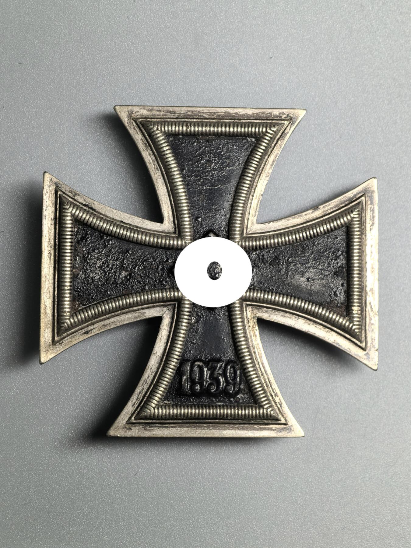 小驴勋章奖章收藏3月21日周六晚六点拍卖（珍爱和平，收藏战争，铭记历史，勿忘国耻，忠党爱国。有偿代拍，送拍规则在简介最后，参拍须阅读规则后再参拍，关系到运费包装发货时效真假辨别等关键信息，拍卖时不再发原图，看大图店主微信码在拍卖店铺介绍里） 得三EKI，铁质核心黑漆，漆起皮，背打少见~L59厂标（Alois Rettenmeyer Schwabisch-Gmünd）