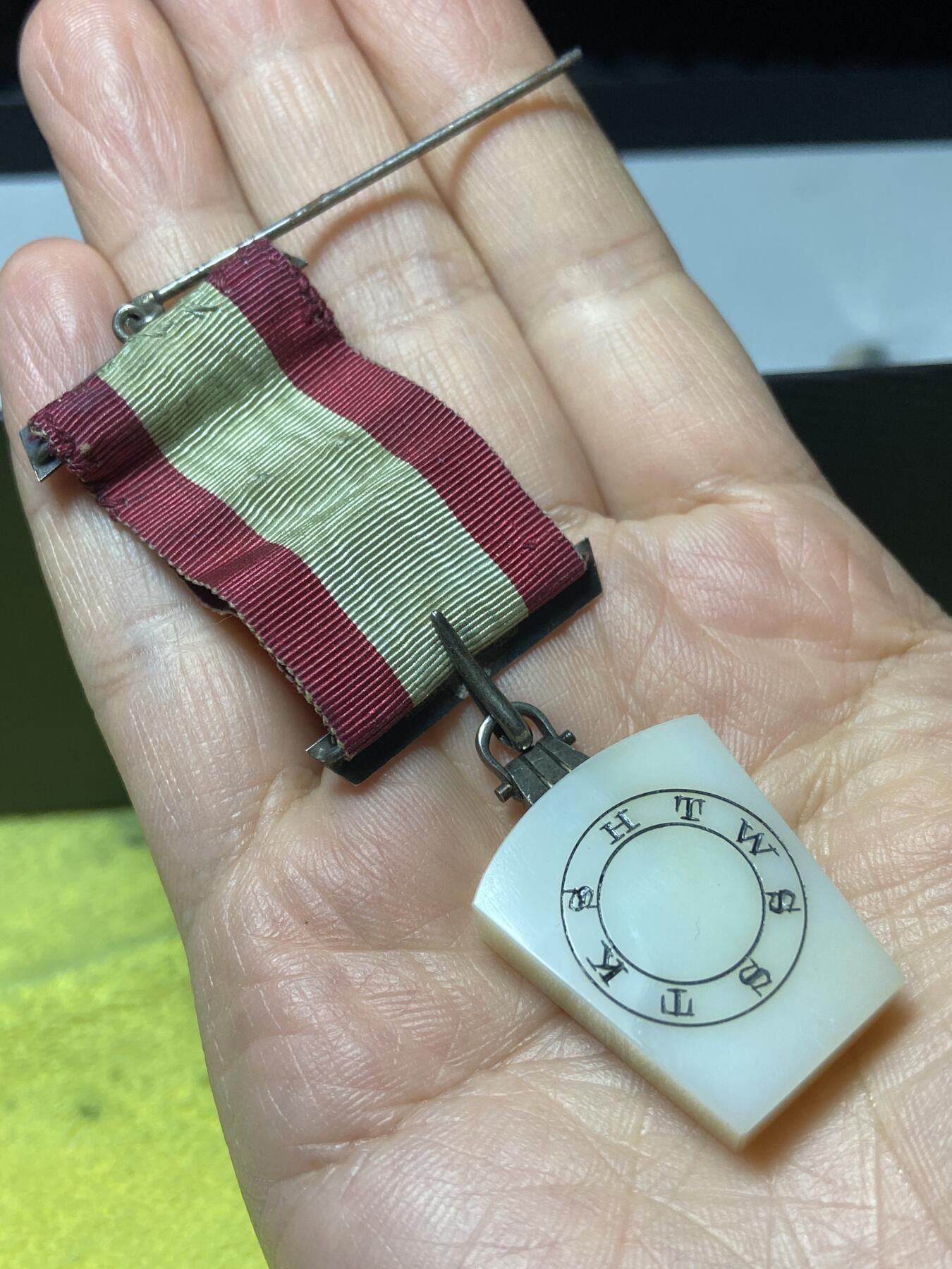 2026年第三十七场(总第二百零六场）德紧纸币特拍场(佣金3%，最低1元) 19世纪末-20世纪初，欧洲共济会皇家拱门分会Past Master级别信物，金属部分为银制。