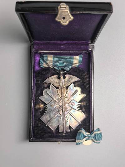 小驴勋章奖章收藏3月21日周六晚六点拍卖（珍爱和平，收藏战争，铭记历史，勿忘国耻，忠党爱国。有偿代拍，送拍规则在简介最后，参拍须阅读规则后再参拍，关系到运费包装发货时效真假辨别等关键信息，拍卖时不再发原图，看大图店主微信码在拍卖店铺介绍里） - 功七级金鵄章带盒带略，银质