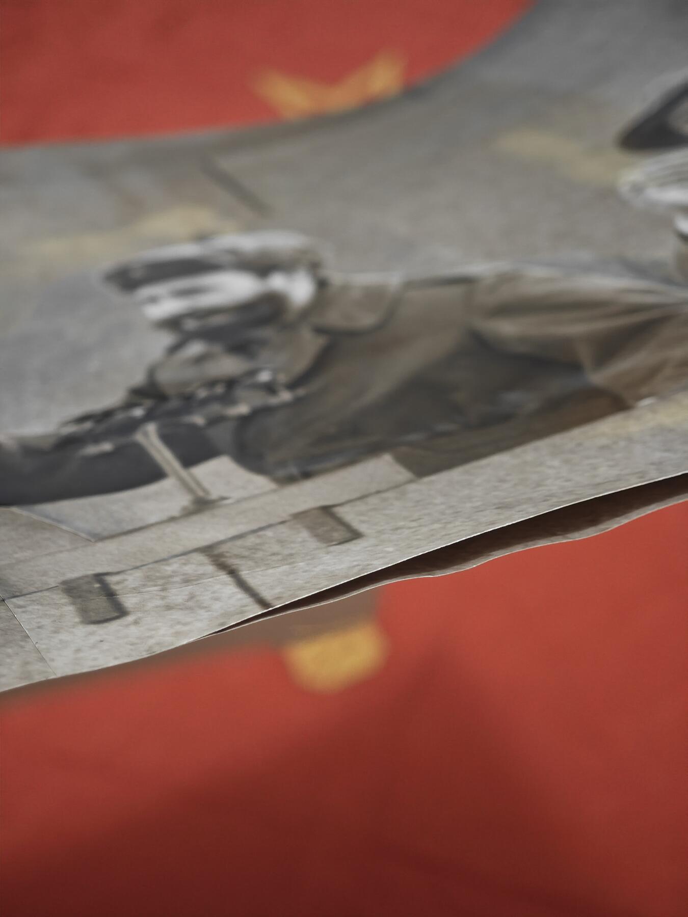 橙子收藏第六期 这是一张1965年6月苏联官方新闻照片，赫鲁晓夫，卡斯特罗，勃列日涅夫在列宁墓。由苏联对外宣传刊物《莫斯科新闻》（Moscow News）插图部发布，是冷战时期社会主义阵营团结的珍贵视觉见证