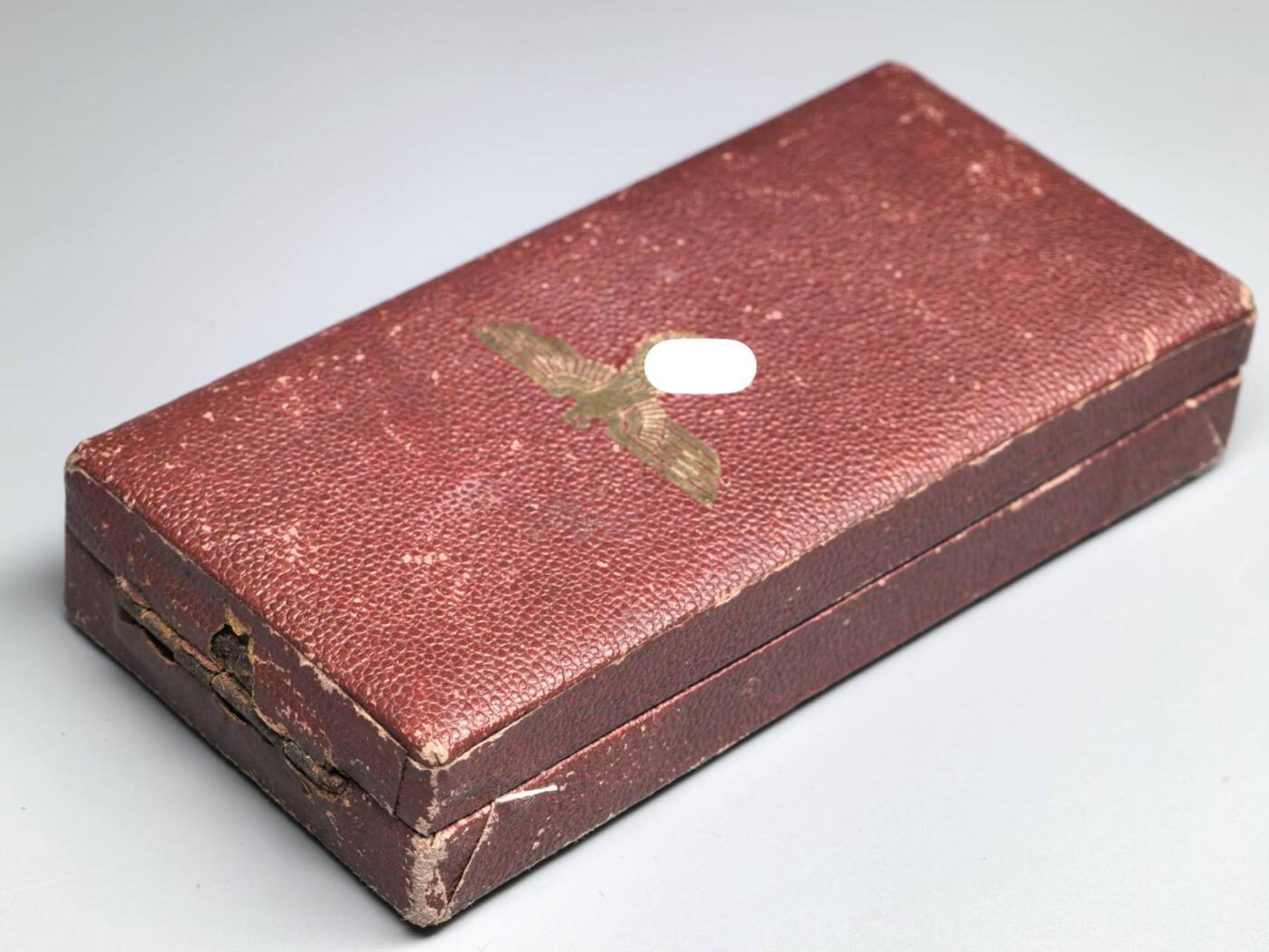 小驴勋章奖章收藏3月21日周六晚六点拍卖（珍爱和平，收藏战争，铭记历史，勿忘国耻，忠党爱国。有偿代拍，送拍规则在简介最后，参拍须阅读规则后再参拍，关系到运费包装发货时效真假辨别等关键信息，拍卖时不再发原图，看大图店主微信码在拍卖店铺介绍里） 得三苏台德回归奖章，带原盒，原盒烫金图案完整，铰链锈蚀