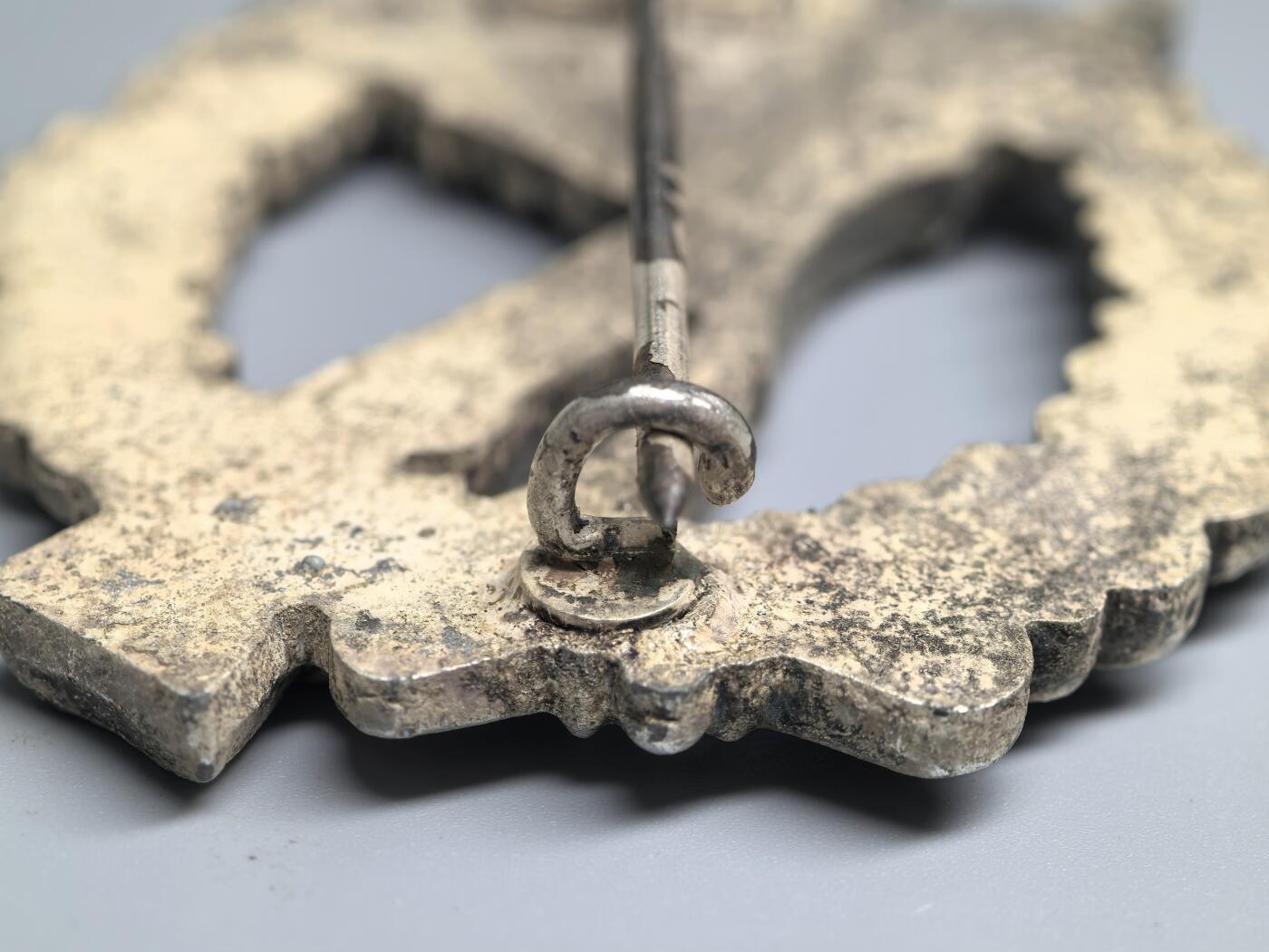 小驴勋章奖章收藏3月21日周六晚六点拍卖（珍爱和平，收藏战争，铭记历史，勿忘国耻，忠党爱国。有偿代拍，送拍规则在简介最后，参拍须阅读规则后再参拍，关系到运费包装发货时效真假辨别等关键信息，拍卖时不再发原图，看大图店主微信码在拍卖店铺介绍里） 德国WWII银级步兵突击奖章，背打R.S.标，RUDOLF SOUVAL-WIEN厂制作，锌合金镀银，鹰头为铸造缺陷，不是磕碰导致，好品，带少见原纸袋