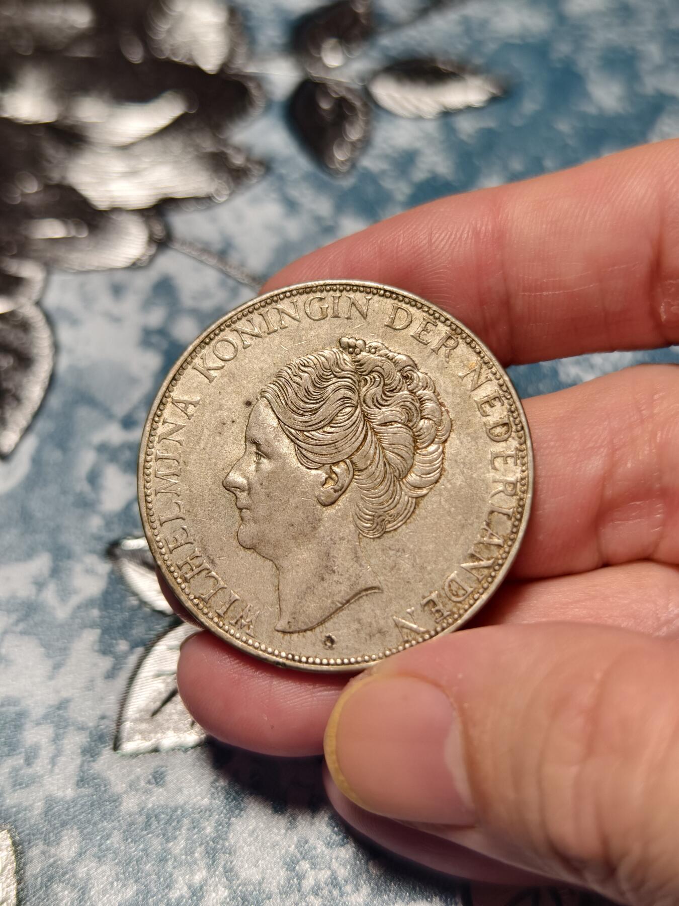 抚柳草堂-第十八期章牌钱币  奖章勋章限时免佣 满百包邮 放漏专场 1933荷兰王国2.5GULDEN银币 威廉敏娜女王 重25g 极美品老包浆 女王发丝清晰压力十足