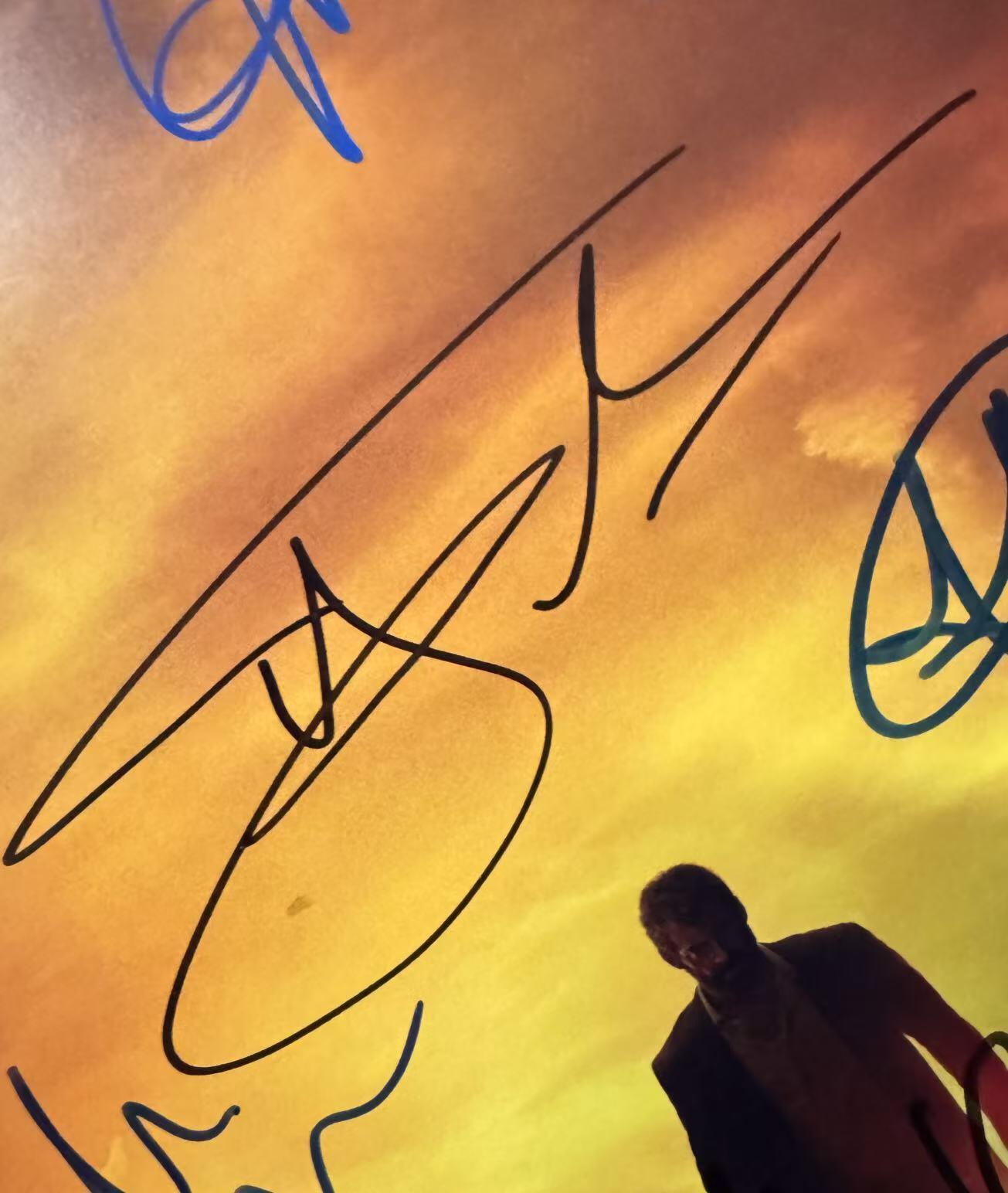 零元拍：《金刚狼3：殊死一战》9位主创亲笔签名北美版先导海报。 北美版海报签名卡司名录如下： 导演 詹姆斯•曼高德  休•杰克曼 饰 罗根 达芙妮•基恩 饰 劳拉•金尼 帕特里克•斯图尔特 饰 查尔斯•泽维尔 斯戴芬•莫昌特 饰 卡利班 波伊德•霍布鲁克 饰 唐纳德•皮尔斯 理查德•格兰特 饰 莱斯博士 艾瑞琪•拉•塞拉 饰 威尔•穆森 杰森·戈纳 饰 瑞克特