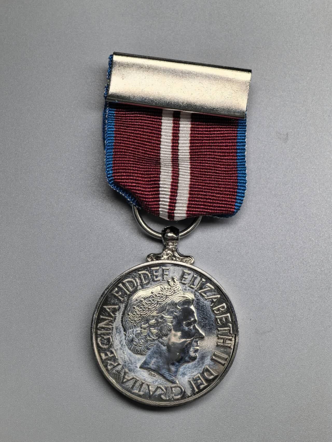 小驴勋章奖章收藏3月21日周六晚六点拍卖（珍爱和平，收藏战争，铭记历史，勿忘国耻，忠党爱国。有偿代拍，送拍规则在简介最后，参拍须阅读规则后再参拍，关系到运费包装发货时效真假辨别等关键信息，拍卖时不再发原图，看大图店主微信码在拍卖店铺介绍里） 英国伊丽莎白二世加冕60周年纪念奖章，带原盒