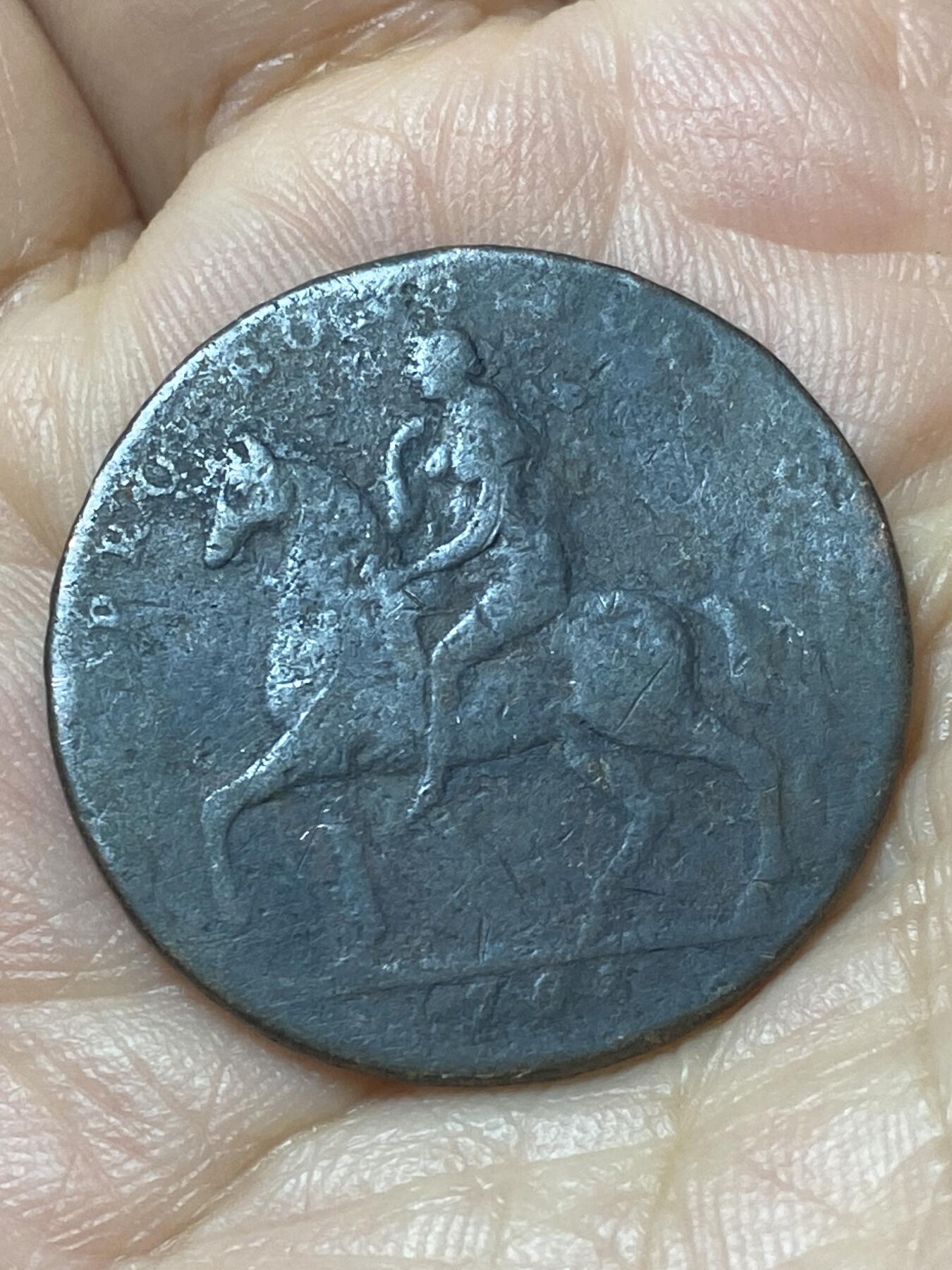 2026年第三十七场(总第二百零六场）德紧纸币特拍场(佣金3%，最低1元) 少见经典品种–英国🇬🇧沃里克郡–考文垂1793年1/2便士代币小年份版(戈黛娃夫人经典传说故事:利奥夫里克伯爵对考文垂课以重税，伯爵夫人戈黛娃屡次求情；伯爵不耐烦地提出条件：若她裸体骑马绕城，便减税。戈黛娃下令市民闭门勿视，仅以长发蔽体完成骑行；唯有裁缝Tom（Peeping Tom，偷窥狂一词来源）违规偷看，当场失明/暴毙；伯爵随后履约减免税费。)