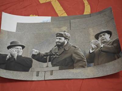 橙子收藏第六期 - 这是一张1965年6月苏联官方新闻照片，赫鲁晓夫，卡斯特罗，勃列日涅夫在列宁墓。由苏联对外宣传刊物《莫斯科新闻》（Moscow News）插图部发布，是冷战时期社会主义阵营团结的珍贵视觉见证