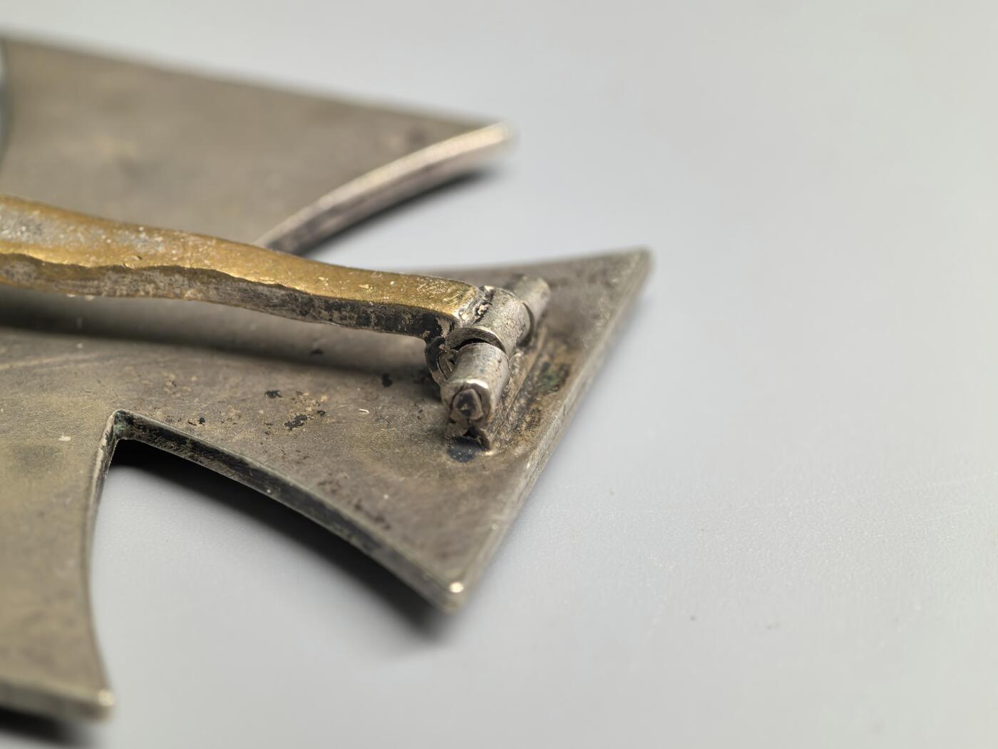 小驴勋章奖章收藏3月21日周六晚六点拍卖（珍爱和平，收藏战争，铭记历史，勿忘国耻，忠党爱国。有偿代拍，送拍规则在简介最后，参拍须阅读规则后再参拍，关系到运费包装发货时效真假辨别等关键信息，拍卖时不再发原图，看大图店主微信码在拍卖店铺介绍里） 得三EKI，铁质核心黑漆，漆起皮，背打少见~L59厂标（Alois Rettenmeyer Schwabisch-Gmünd）