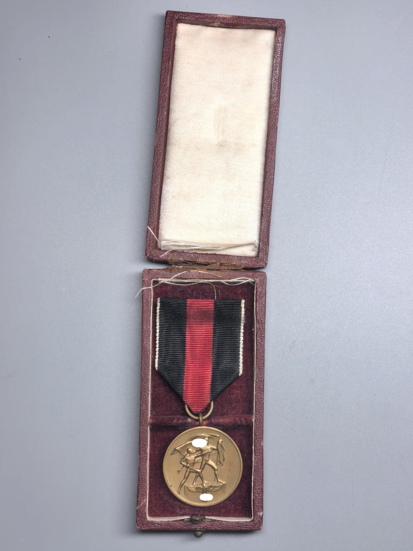 小驴勋章奖章收藏3月21日周六晚六点拍卖（珍爱和平，收藏战争，铭记历史，勿忘国耻，忠党爱国。有偿代拍，送拍规则在简介最后，参拍须阅读规则后再参拍，关系到运费包装发货时效真假辨别等关键信息，拍卖时不再发原图，看大图店主微信码在拍卖店铺介绍里） 得三苏台德回归奖章，带原盒，原盒烫金图案完整，铰链锈蚀