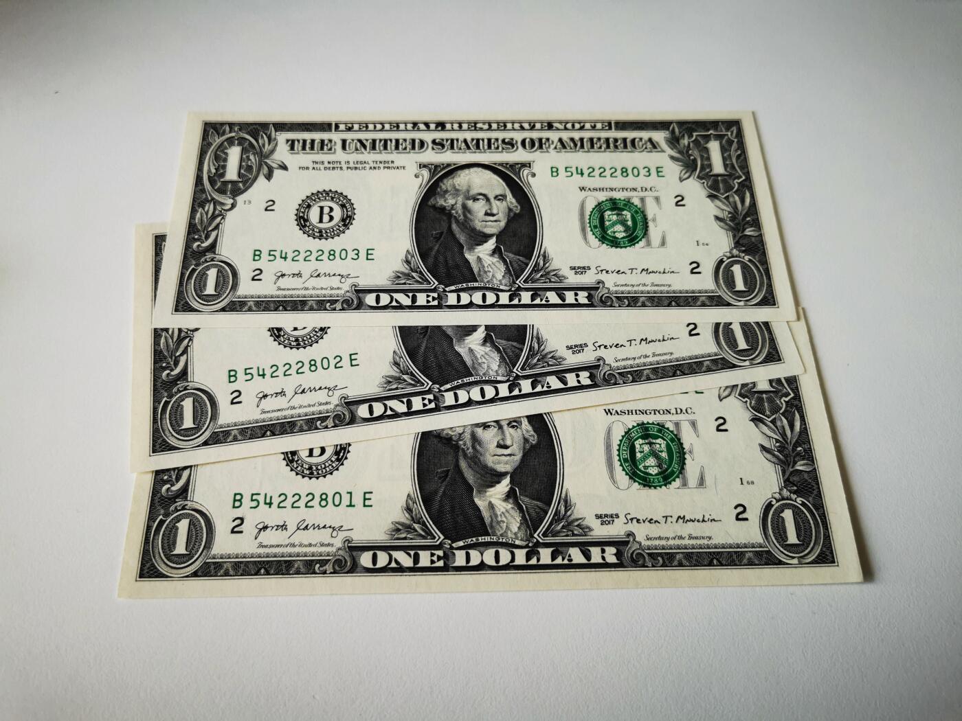 零零发流通品外国纸币拍卖 无佣金 美元三连号基本全新角有点钝