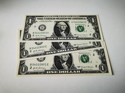 零零发流通品外国纸币拍卖 无佣金 - 美元三连号基本全新角有点钝