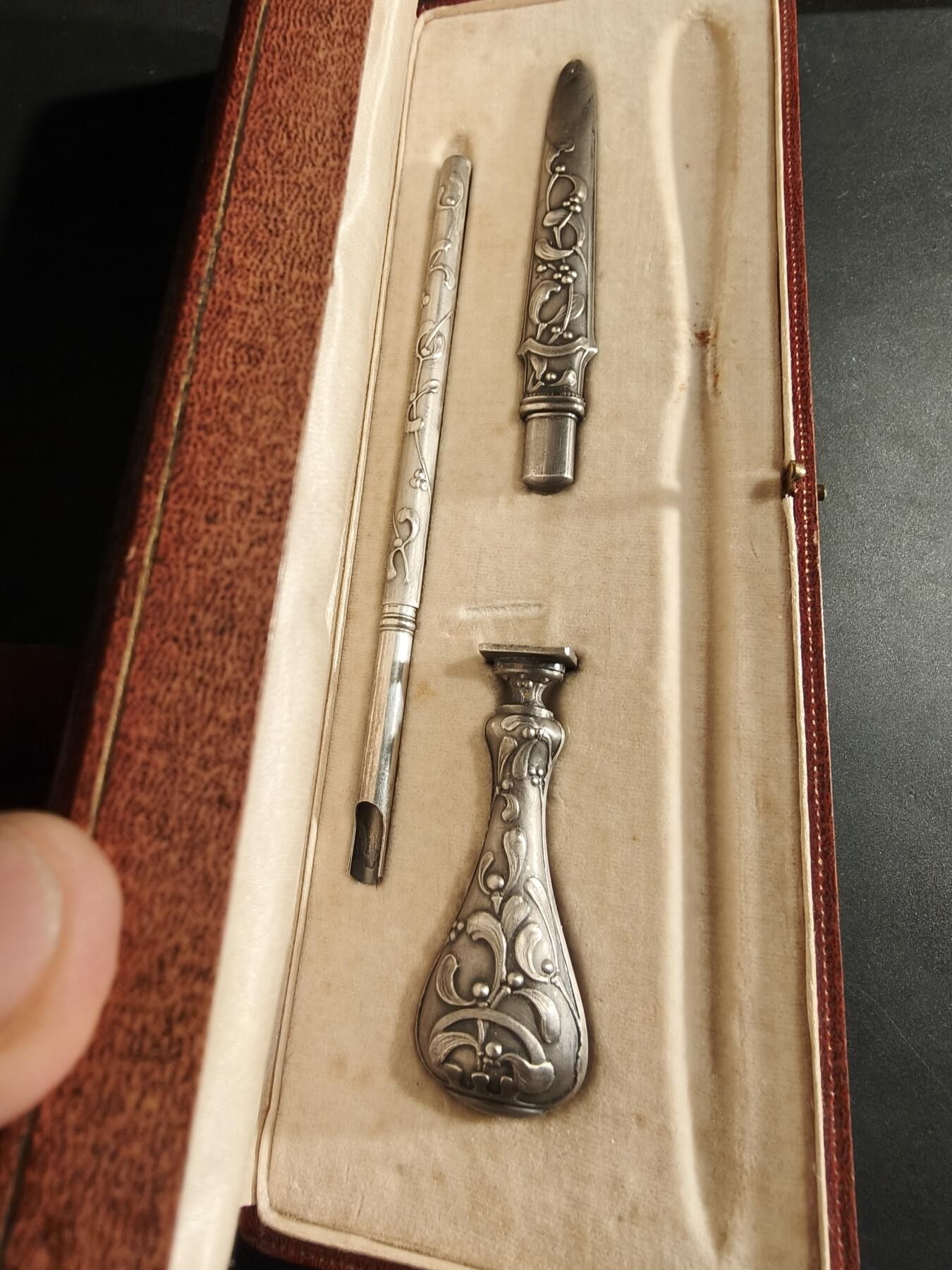 老王徽章第188期 法国文房四宝原盒    新艺术风格    野猪头银标    35.4g      拆信刀+蘸水笔杆+蜡笔封