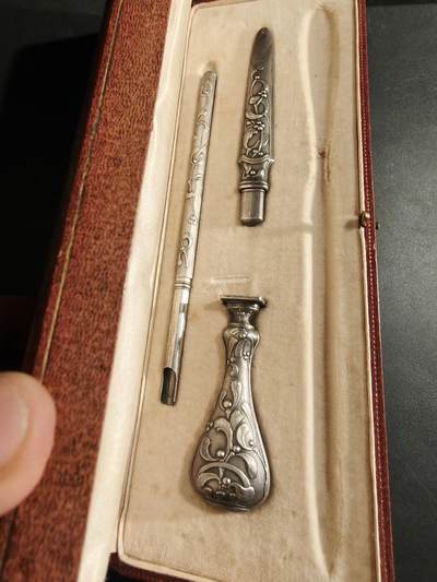 老王徽章第188期 - 法国文房四宝原盒    新艺术风格    野猪头银标    35.4g      拆信刀+蘸水笔杆+蜡笔封