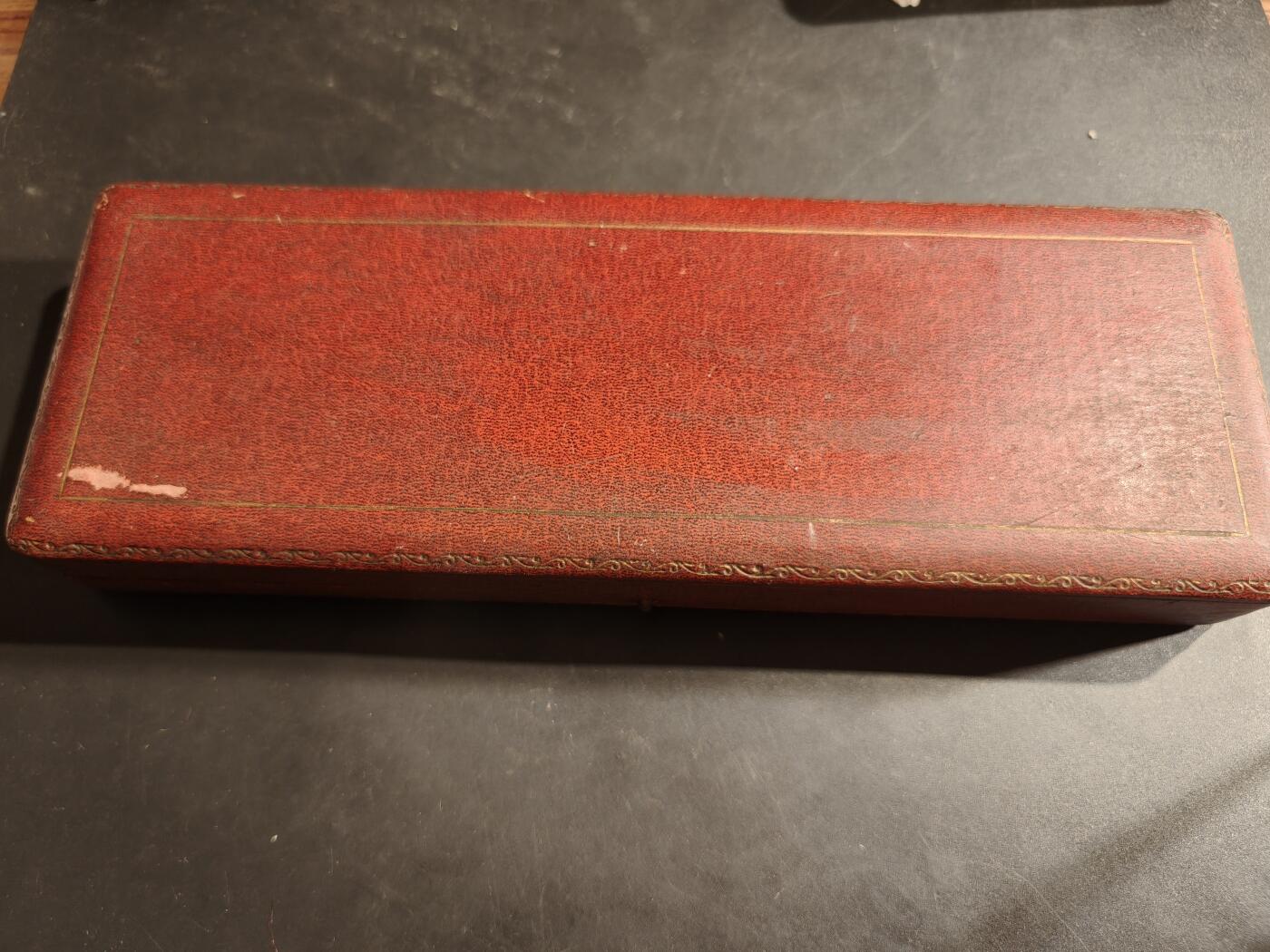 老王徽章第188期 法国文房四宝原盒    新艺术风格    野猪头银标    35.4g      拆信刀+蘸水笔杆+蜡笔封