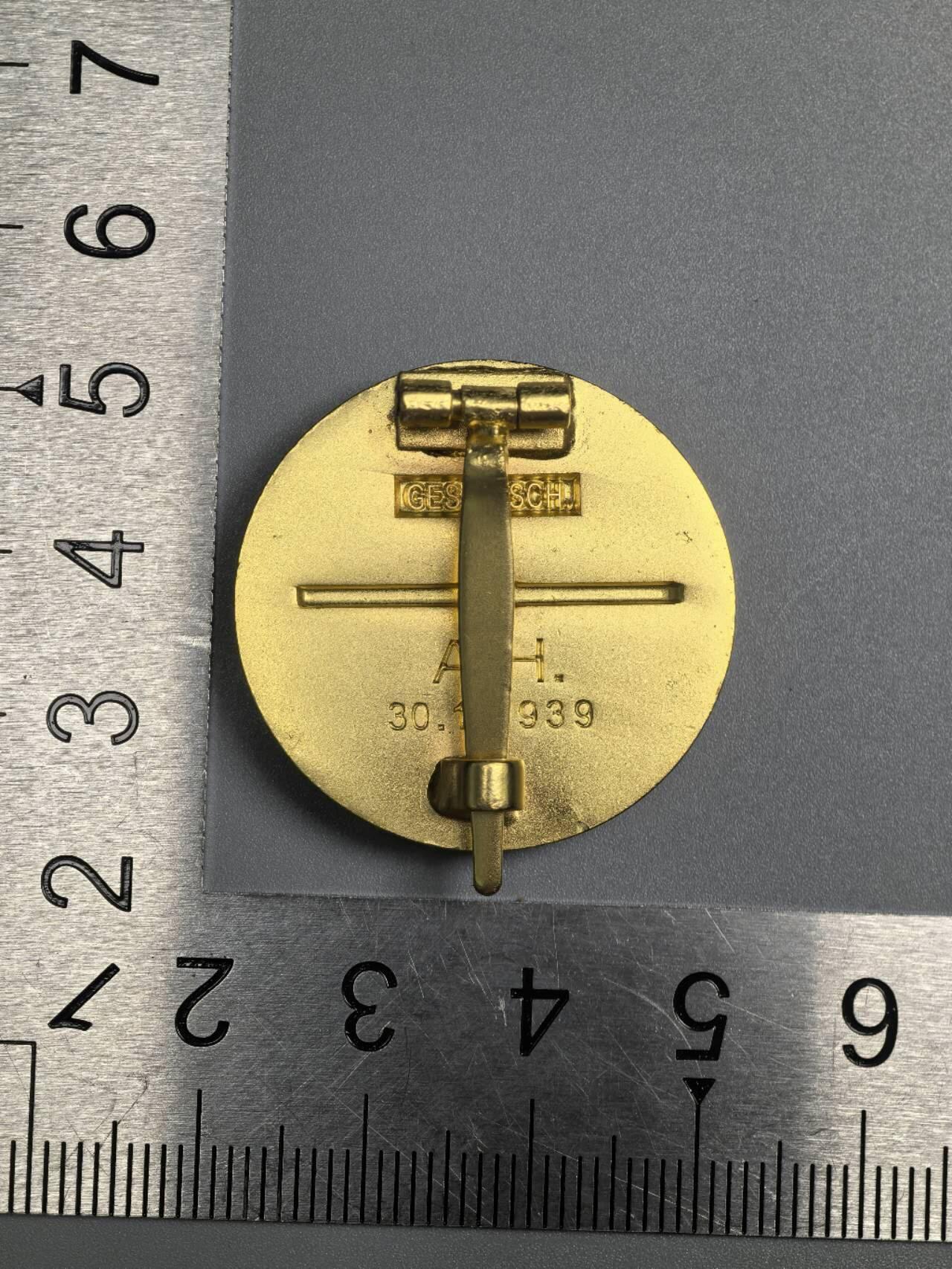 小驴勋章奖章收藏3月21日周六晚六点拍卖（珍爱和平，收藏战争，铭记历史，勿忘国耻，忠党爱国。有偿代拍，送拍规则在简介最后，参拍须阅读规则后再参拍，关系到运费包装发货时效真假辨别等关键信息，拍卖时不再发原图，看大图店主微信码在拍卖店铺介绍里） 现代工艺品 金D徽 非原品