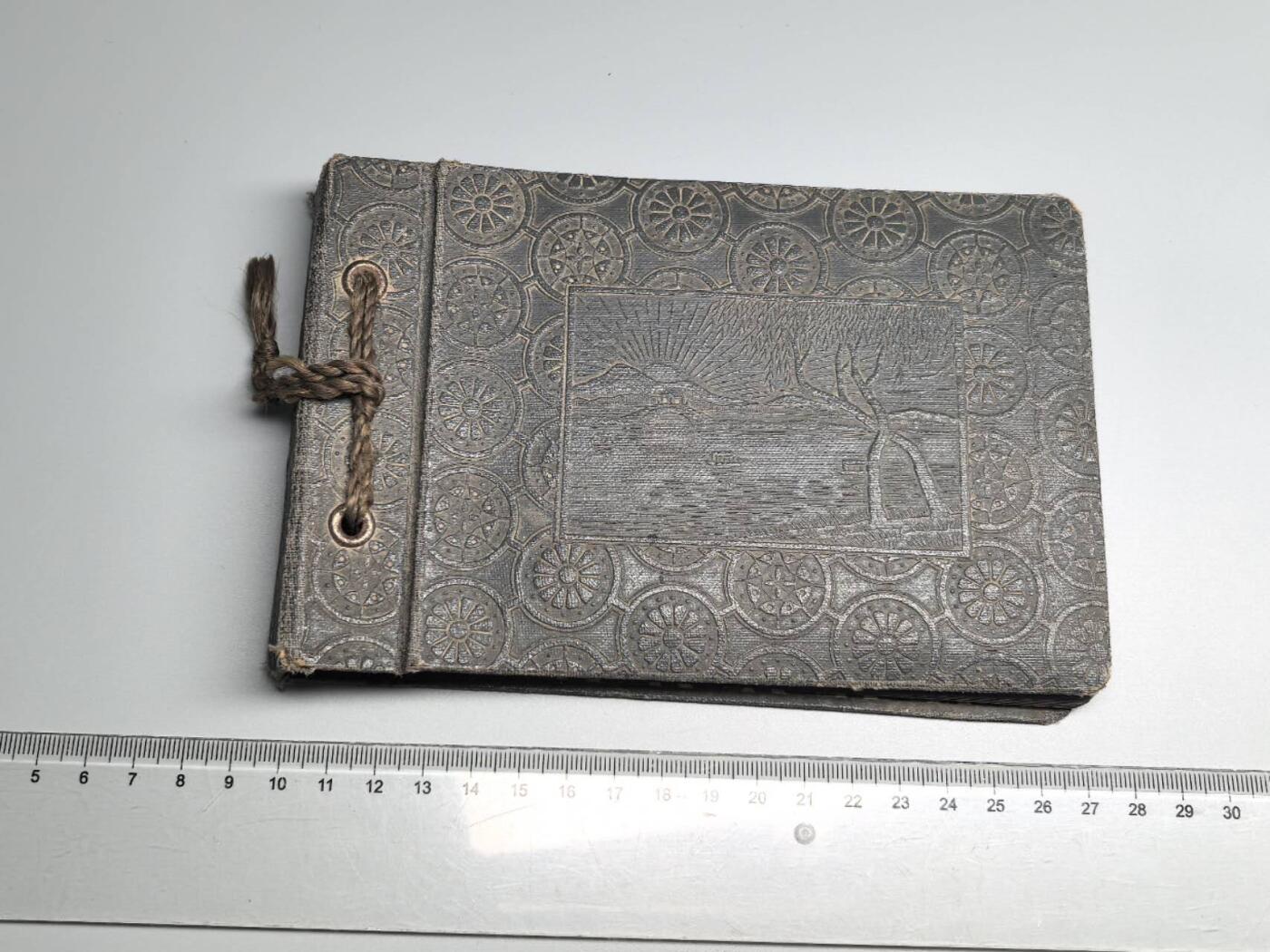 小驴勋章奖章收藏3月21日周六晚六点拍卖（珍爱和平，收藏战争，铭记历史，勿忘国耻，忠党爱国。有偿代拍，送拍规则在简介最后，参拍须阅读规则后再参拍，关系到运费包装发货时效真假辨别等关键信息，拍卖时不再发原图，看大图店主微信码在拍卖店铺介绍里） 我国53年发行相册，照片被拿出，空的