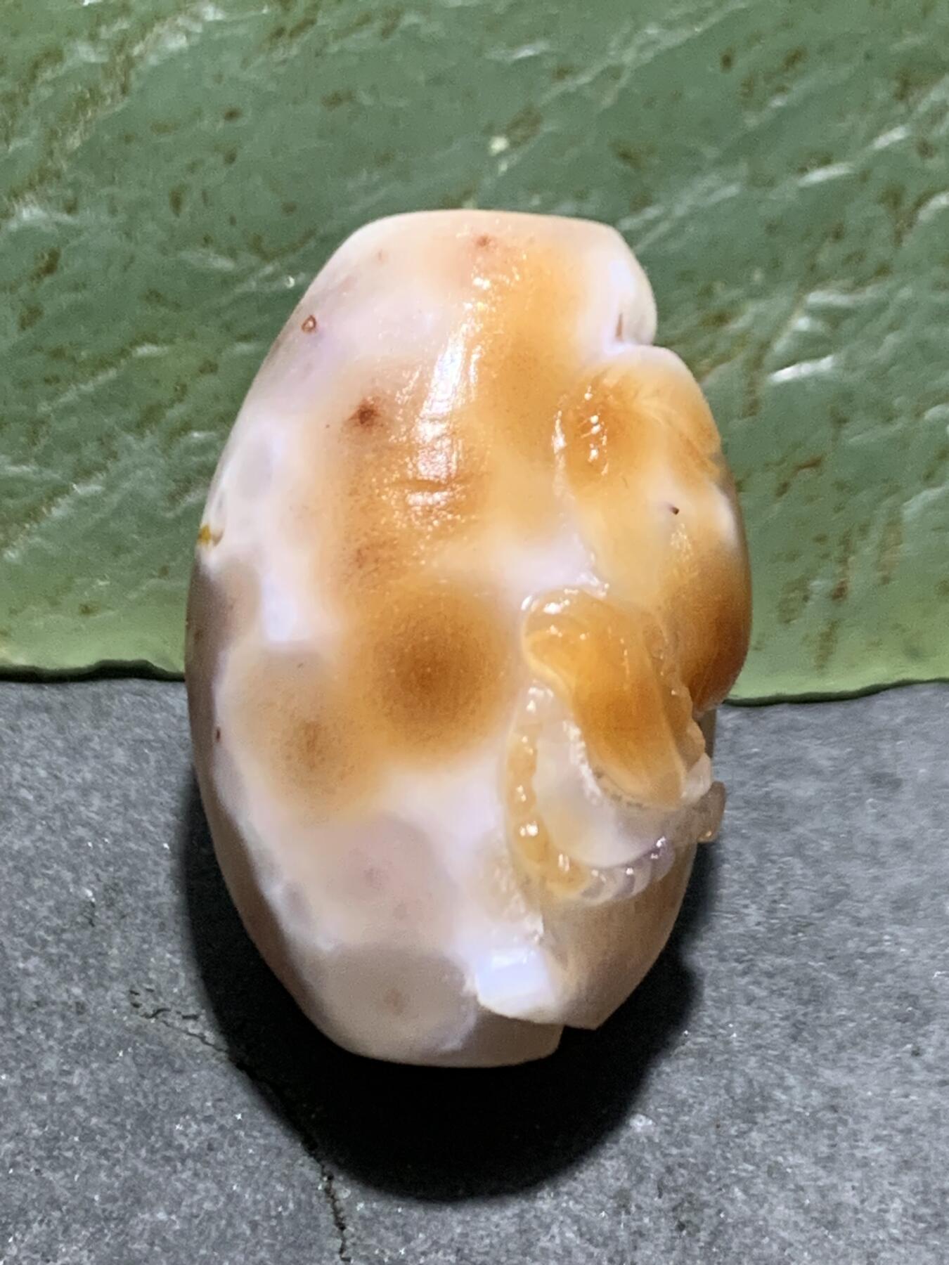 精美亚光高玉化气泡纹战国红玛瑙手工俏色巧雕玉兔勒子一颗！