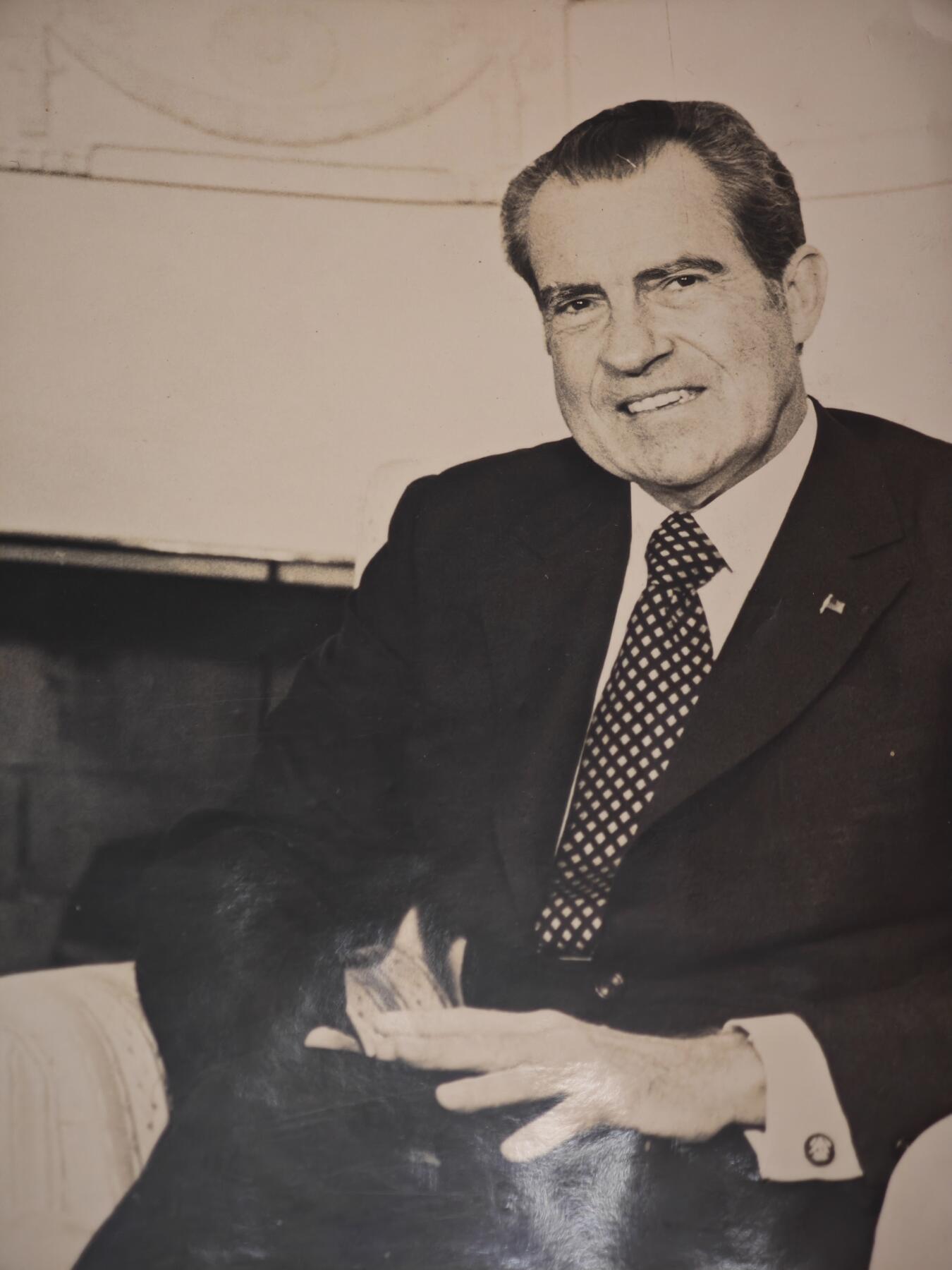 橙子收藏第六期 这是一张冷战“缓和时期”美苏最高领导人勃列日涅夫和尼克松会晤的原版银盐新闻照片，由法国传奇新闻摄影师格克辛·西帕希奥卢拍摄，带有巴黎工作室的版权戳记，是20世纪国际关系史的珍贵视觉见证。