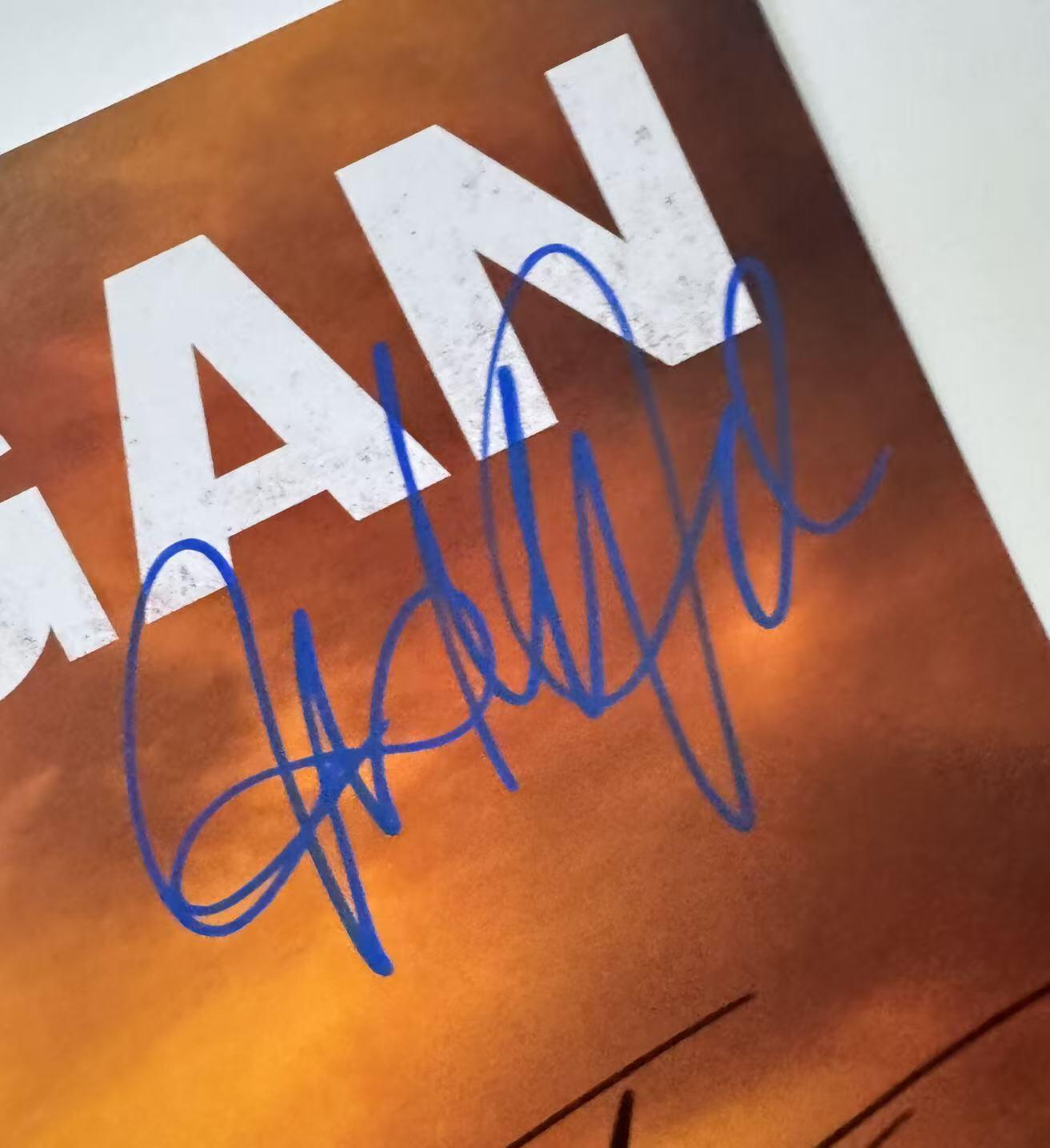 零元拍：《金刚狼3：殊死一战》9位主创亲笔签名北美版先导海报。 北美版海报签名卡司名录如下： 导演 詹姆斯•曼高德  休•杰克曼 饰 罗根 达芙妮•基恩 饰 劳拉•金尼 帕特里克•斯图尔特 饰 查尔斯•泽维尔 斯戴芬•莫昌特 饰 卡利班 波伊德•霍布鲁克 饰 唐纳德•皮尔斯 理查德•格兰特 饰 莱斯博士 艾瑞琪•拉•塞拉 饰 威尔•穆森 杰森·戈纳 饰 瑞克特