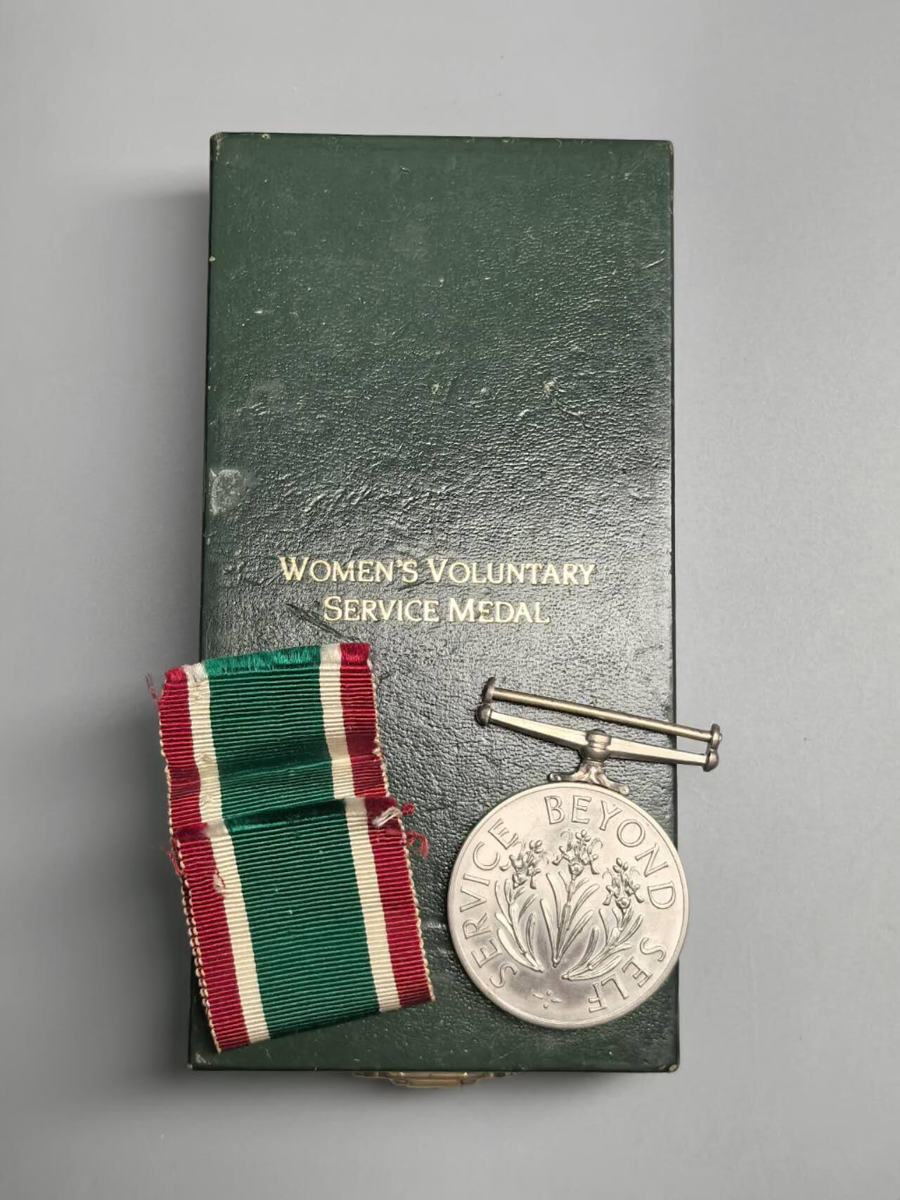 小驴勋章奖章收藏3月21日周六晚六点拍卖（珍爱和平，收藏战争，铭记历史，勿忘国耻，忠党爱国。有偿代拍，送拍规则在简介最后，参拍须阅读规则后再参拍，关系到运费包装发货时效真假辨别等关键信息，拍卖时不再发原图，看大图店主微信码在拍卖店铺介绍里） 英国女性志愿服务奖章带盒