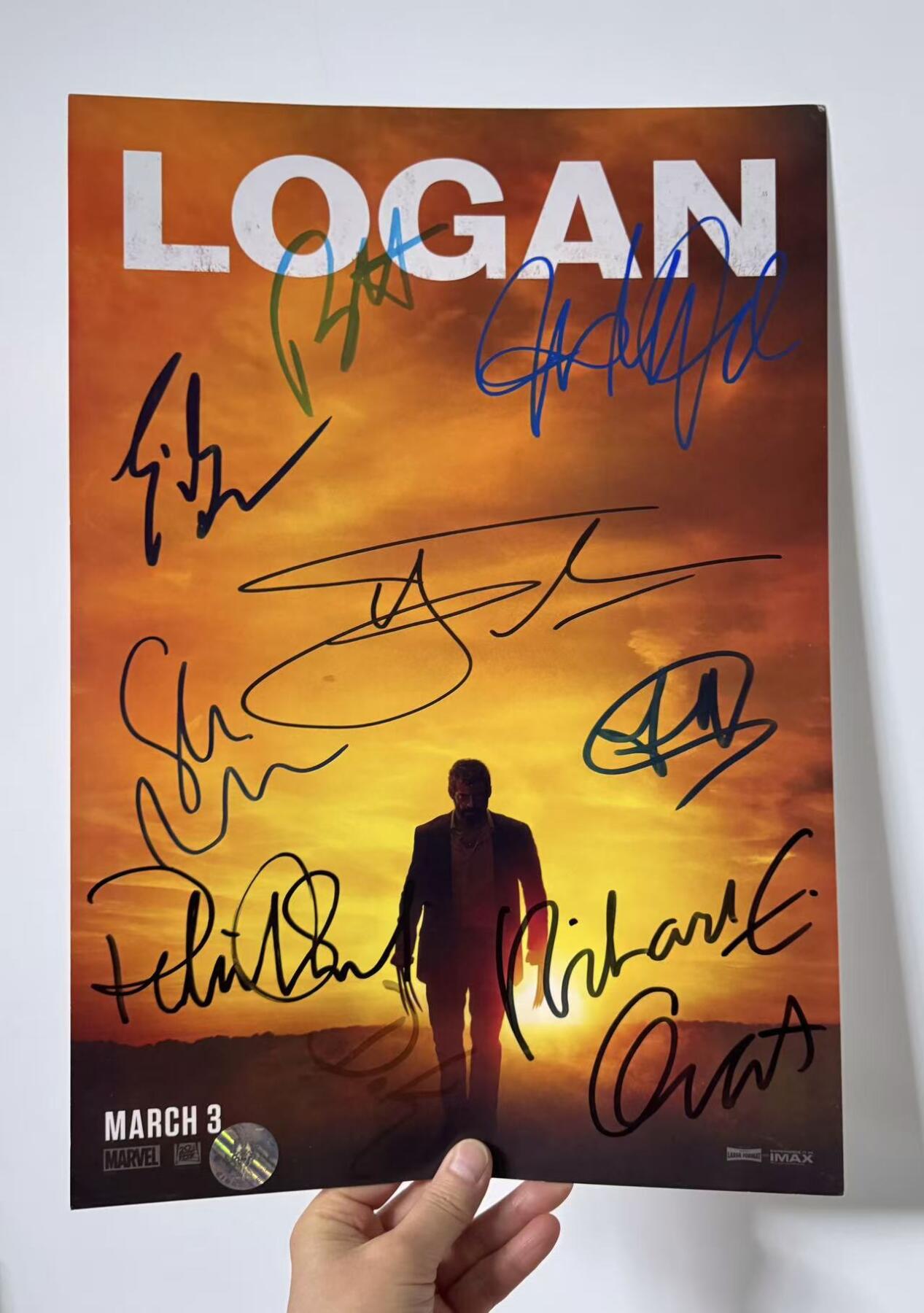 零元拍：《金刚狼3：殊死一战》9位主创亲笔签名北美版先导海报。 北美版海报签名卡司名录如下： 导演 詹姆斯•曼高德  休•杰克曼 饰 罗根 达芙妮•基恩 饰 劳拉•金尼 帕特里克•斯图尔特 饰 查尔斯•泽维尔 斯戴芬•莫昌特 饰 卡利班 波伊德•霍布鲁克 饰 唐纳德•皮尔斯 理查德•格兰特 饰 莱斯博士 艾瑞琪•拉•塞拉 饰 威尔•穆森 杰森·戈纳 饰 瑞克特