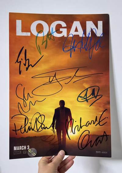 零元拍：《金刚狼3：殊死一战》9位主创亲笔签名北美版先导海报。 北美版海报签名卡司名录如下： 导演 詹姆斯•曼高德  休•杰克曼 饰 罗根 达芙妮•基恩 饰 劳拉•金尼 帕特里克•斯图尔特 饰 查尔斯•泽维尔 斯戴芬•莫昌特 饰 卡利班 波伊德•霍布鲁克 饰 唐纳德•皮尔斯 理查德•格兰特 饰 莱斯博士 艾瑞琪•拉•塞拉 饰 威尔•穆森 杰森·戈纳 饰 瑞克特 - 零元拍：《金刚狼3：殊死一战》9位主创亲笔签名北美版先导海报。 北美版海报签名卡司名录如下： 导演 詹姆斯•曼高德  休•杰克曼 饰 罗根 达芙妮•基恩 饰 劳拉•金尼 帕特里克•斯图尔特 饰 查尔斯•泽维尔 斯戴芬•莫昌特 饰 卡利班 波伊德•霍布鲁克 饰 唐纳德•皮尔斯 理查德•格兰特 饰 莱斯博士 艾瑞琪•拉•塞拉 饰 威尔•穆森 杰森·戈纳 饰 瑞克特