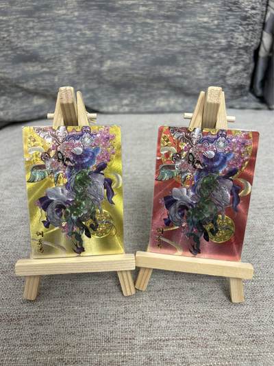 喜灰玩卡拍卖第五期，接拍品0佣金，欢迎送拍，释放现金流，让自己有资金可以购买更多喜欢的卡牌，让别的卡友能淘到更多心仪的卡牌 - 卡德曼 玉玉卿老师绘 铜弃马 原色、异色 一种两张 最后一图红卡瑕疵介意勿拍