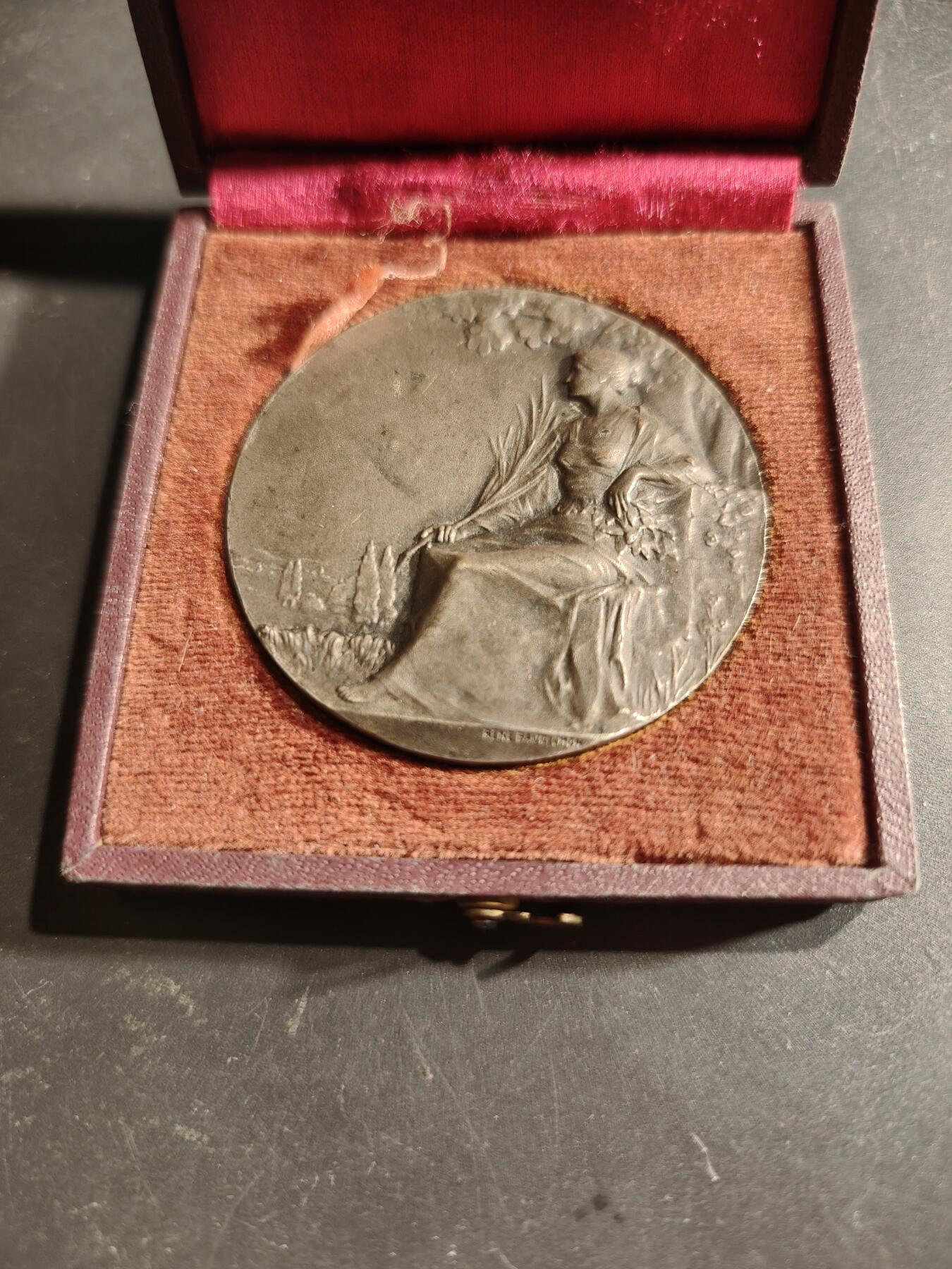 老王徽章第188期 法国鲁昂市长赠送镀银大铜章     勒内·博迪雄作品   大师名作    原盒      直径50mm     重量53.5g