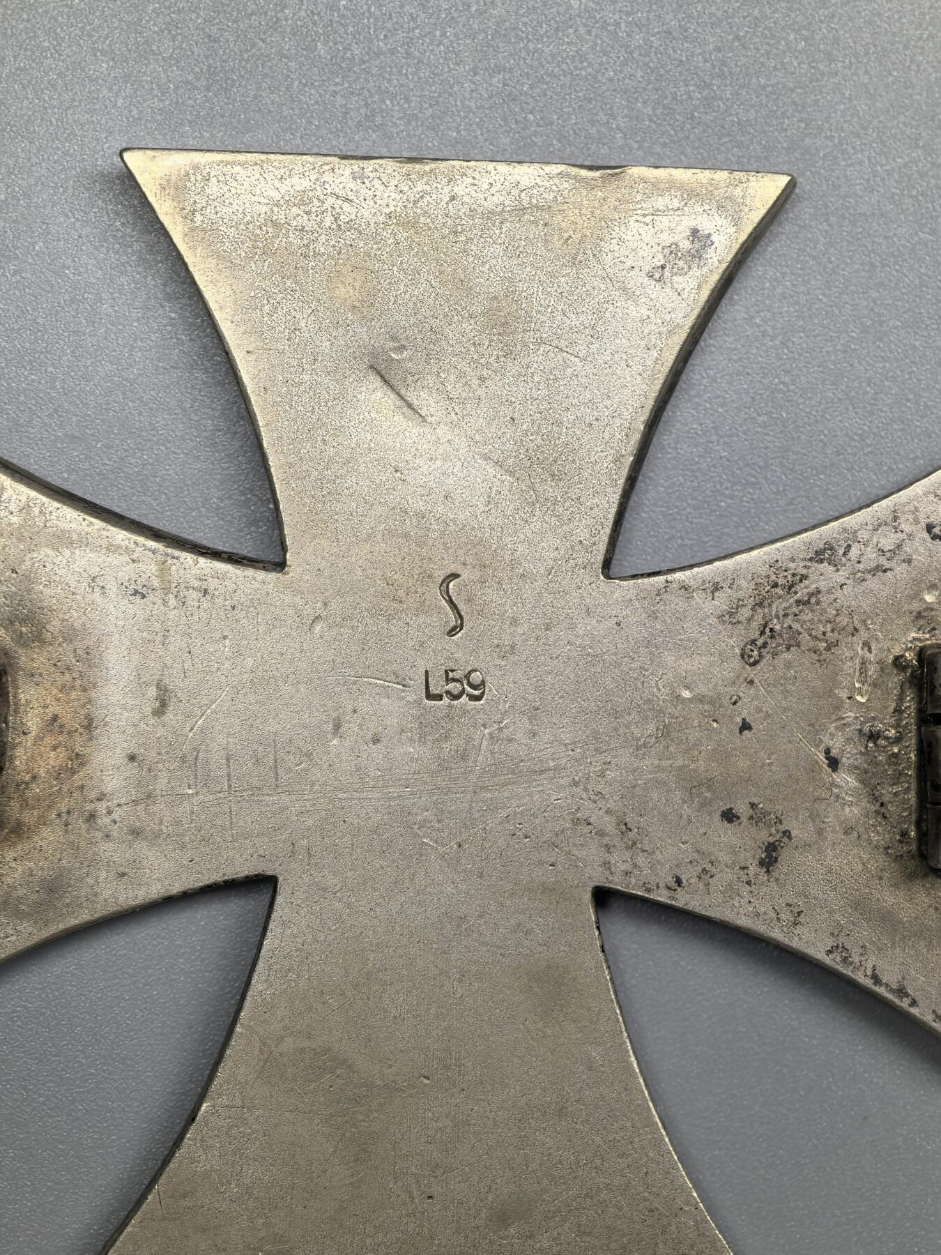 小驴勋章奖章收藏3月21日周六晚六点拍卖（珍爱和平，收藏战争，铭记历史，勿忘国耻，忠党爱国。有偿代拍，送拍规则在简介最后，参拍须阅读规则后再参拍，关系到运费包装发货时效真假辨别等关键信息，拍卖时不再发原图，看大图店主微信码在拍卖店铺介绍里） 得三EKI，铁质核心黑漆，漆起皮，背打少见~L59厂标（Alois Rettenmeyer Schwabisch-Gmünd）