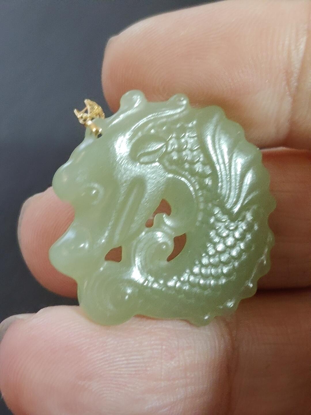 猩哥外币小铺➨【第223场】 新疆和田玉，鱼化龙，扣子是18k金，7克