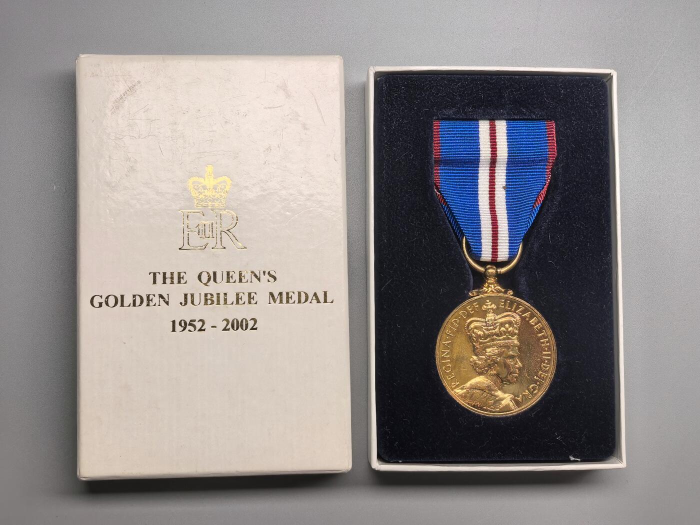 小驴勋章奖章收藏3月21日周六晚六点拍卖（珍爱和平，收藏战争，铭记历史，勿忘国耻，忠党爱国。有偿代拍，送拍规则在简介最后，参拍须阅读规则后再参拍，关系到运费包装发货时效真假辨别等关键信息，拍卖时不再发原图，看大图店主微信码在拍卖店铺介绍里） 英国伊丽莎白二世加冕50周年纪念奖章，带原盒