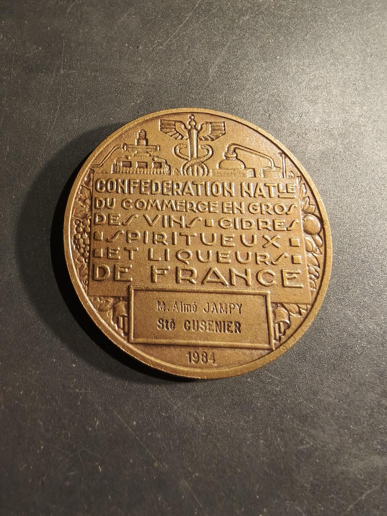 老王徽章第188期 法国1984年酒类批发贸易联合会大铜章     原盒     直径50mm     重量58.7g
