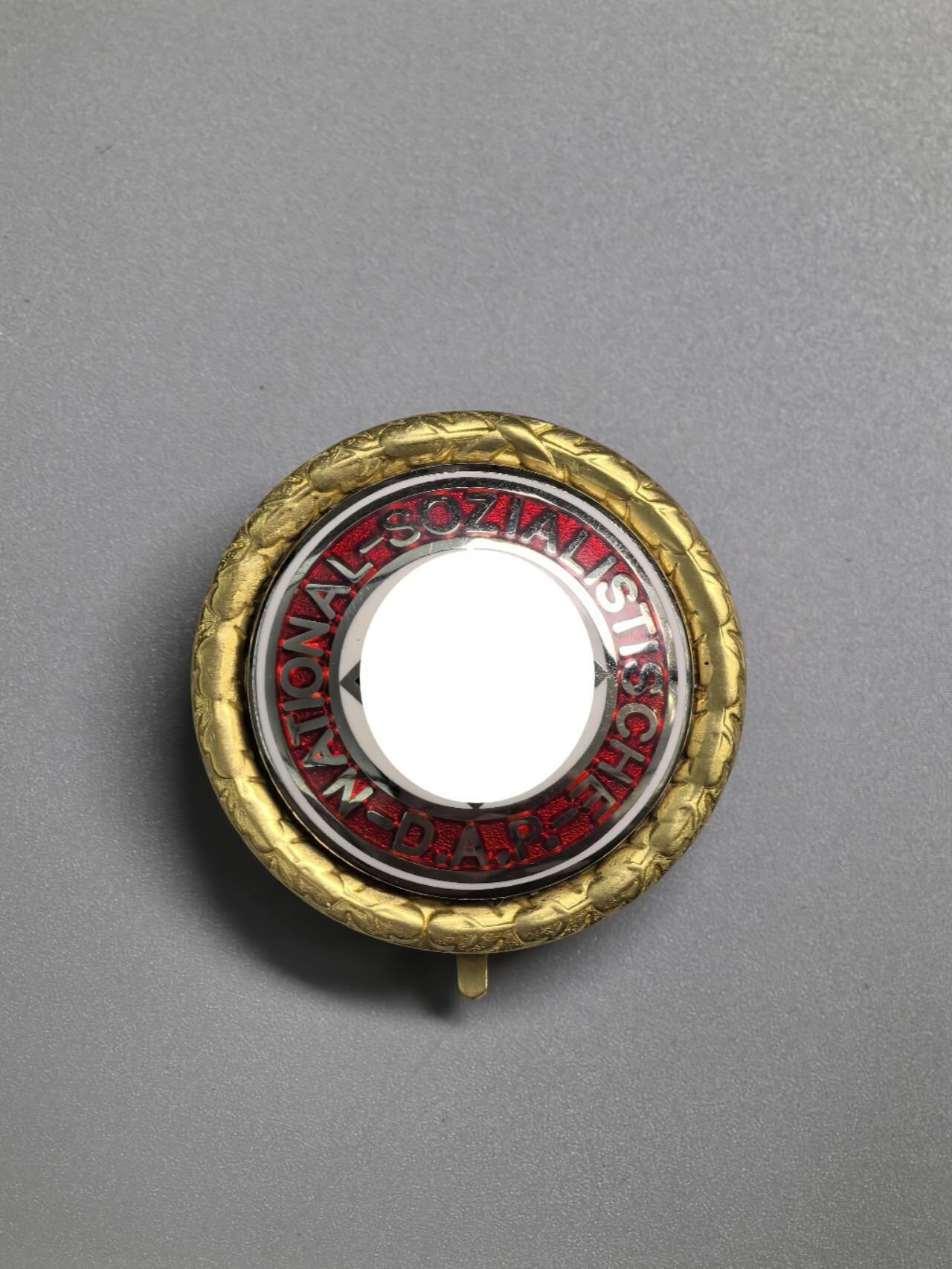 小驴勋章奖章收藏3月21日周六晚六点拍卖（珍爱和平，收藏战争，铭记历史，勿忘国耻，忠党爱国。有偿代拍，送拍规则在简介最后，参拍须阅读规则后再参拍，关系到运费包装发货时效真假辨别等关键信息，拍卖时不再发原图，看大图店主微信码在拍卖店铺介绍里） 现代工艺品 金D徽 非原品