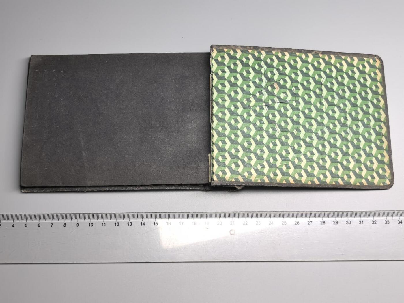 小驴勋章奖章收藏3月21日周六晚六点拍卖（珍爱和平，收藏战争，铭记历史，勿忘国耻，忠党爱国。有偿代拍，送拍规则在简介最后，参拍须阅读规则后再参拍，关系到运费包装发货时效真假辨别等关键信息，拍卖时不再发原图，看大图店主微信码在拍卖店铺介绍里） 我国53年发行相册，照片被拿出，空的