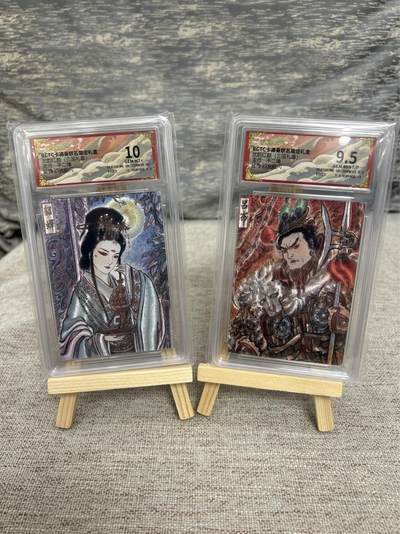 喜灰玩卡拍卖第五期，接拍品0佣金，欢迎送拍，释放现金流，让自己有资金可以购买更多喜欢的卡牌，让别的卡友能淘到更多心仪的卡牌 - 卡德曼 不二猿老师 绘 吕布 、 貂蝉  折光粗闪 GEM MINT/P