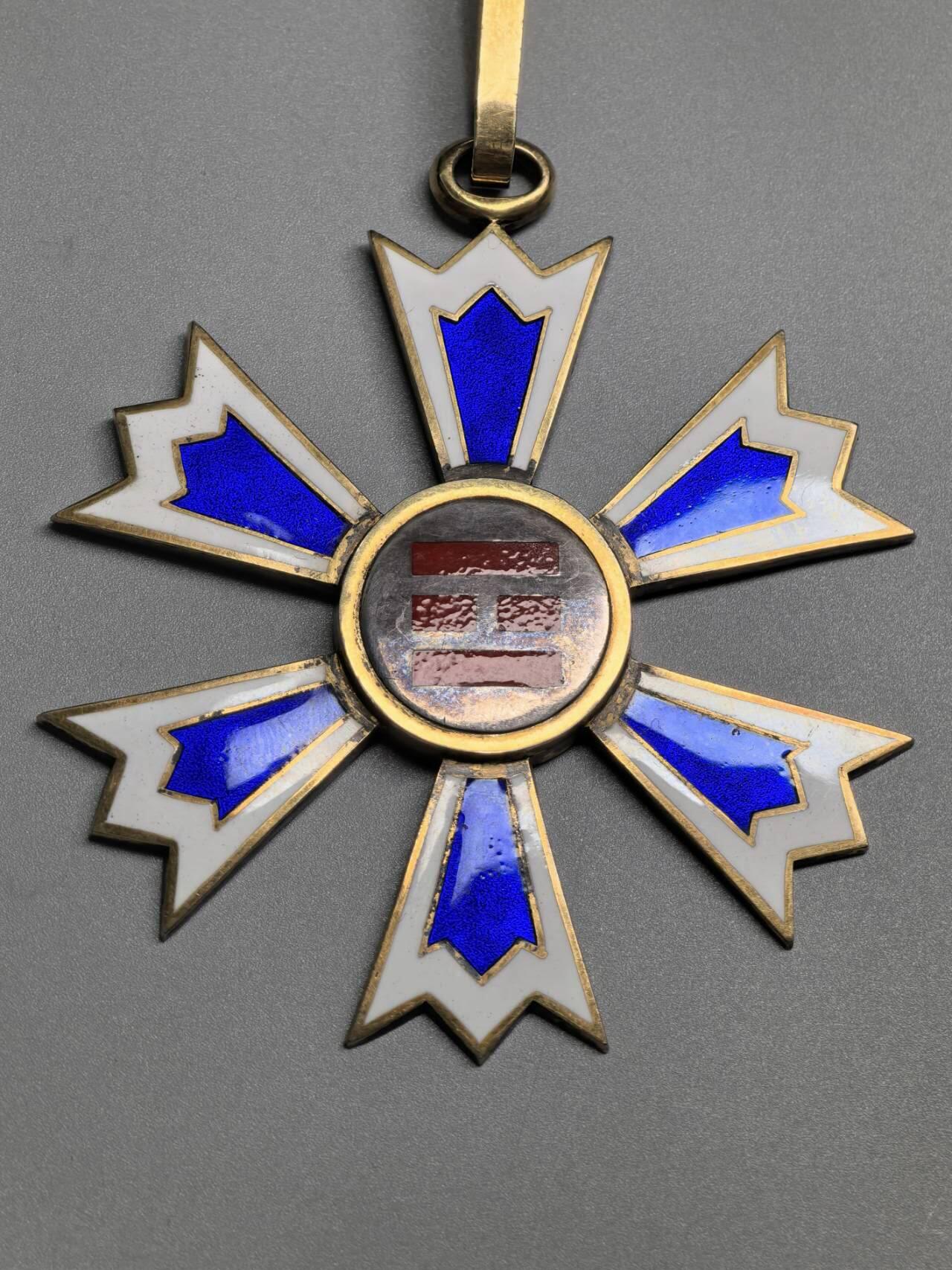 小驴勋章奖章收藏3月21日周六晚六点拍卖（珍爱和平，收藏战争，铭记历史，勿忘国耻，忠党爱国。有偿代拍，送拍规则在简介最后，参拍须阅读规则后再参拍，关系到运费包装发货时效真假辨别等关键信息，拍卖时不再发原图，看大图店主微信码在拍卖店铺介绍里） 韩国三等八卦勋章，大修，请自行判断，绶带后配