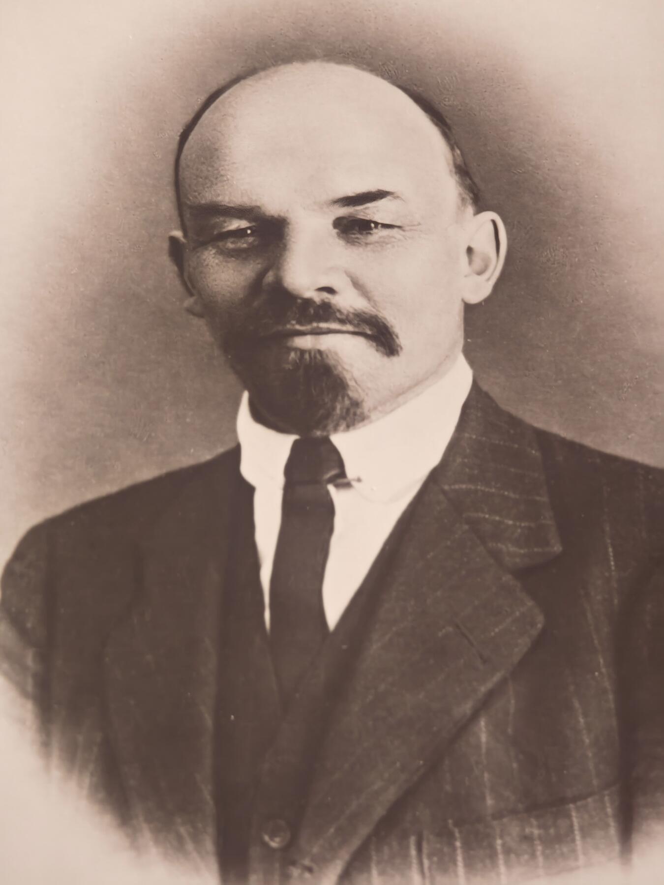 橙子收藏第六期 这是一套1969年苏联官方出版的列宁生平影像集，共4张原版照片，完整记录了弗拉基米尔·列宁从少年到中年的四个关键人生阶段，是极具历史价值的苏联红色藏品