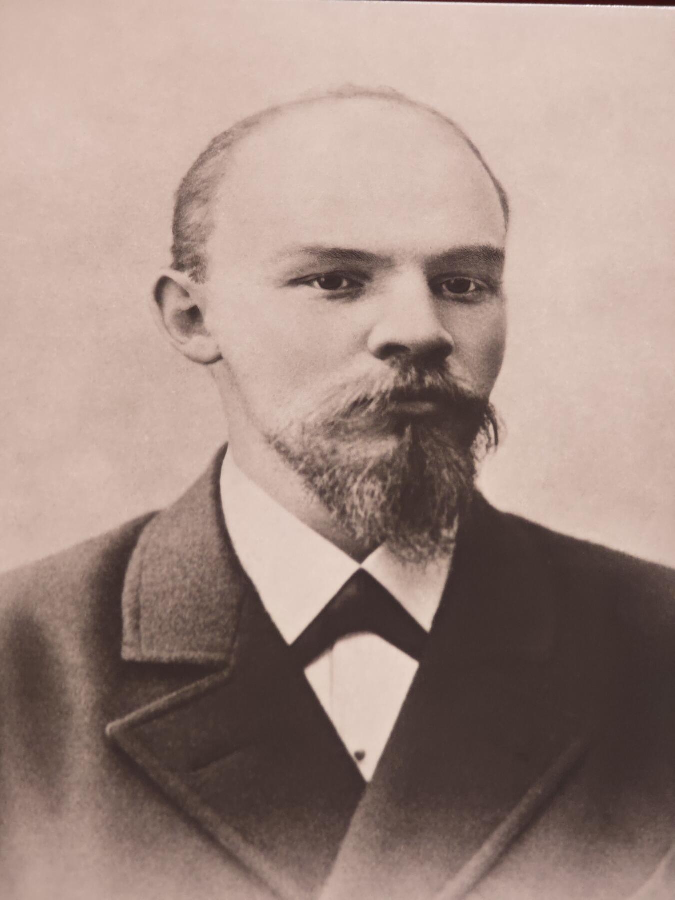 橙子收藏第六期 这是一套1969年苏联官方出版的列宁生平影像集，共4张原版照片，完整记录了弗拉基米尔·列宁从少年到中年的四个关键人生阶段，是极具历史价值的苏联红色藏品