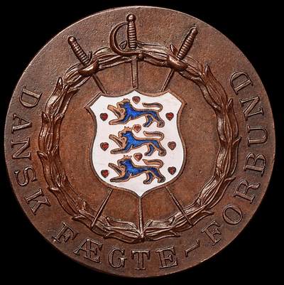 修遠堂世界钱币第108期 -  1947 年丹麦击剑协会（Dansk Fægteforbund）铜质荣誉奖章，38.50mm，21.88g