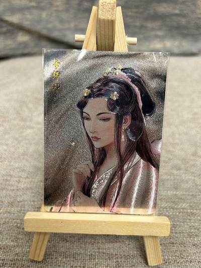 喜灰玩卡拍卖第五期，接拍品0佣金，欢迎送拍，释放现金流，让自己有资金可以购买更多喜欢的卡牌，让别的卡友能淘到更多心仪的卡牌 - 百里 港漫水浒 夏威夷老师绘 特卡 李师师 粗闪