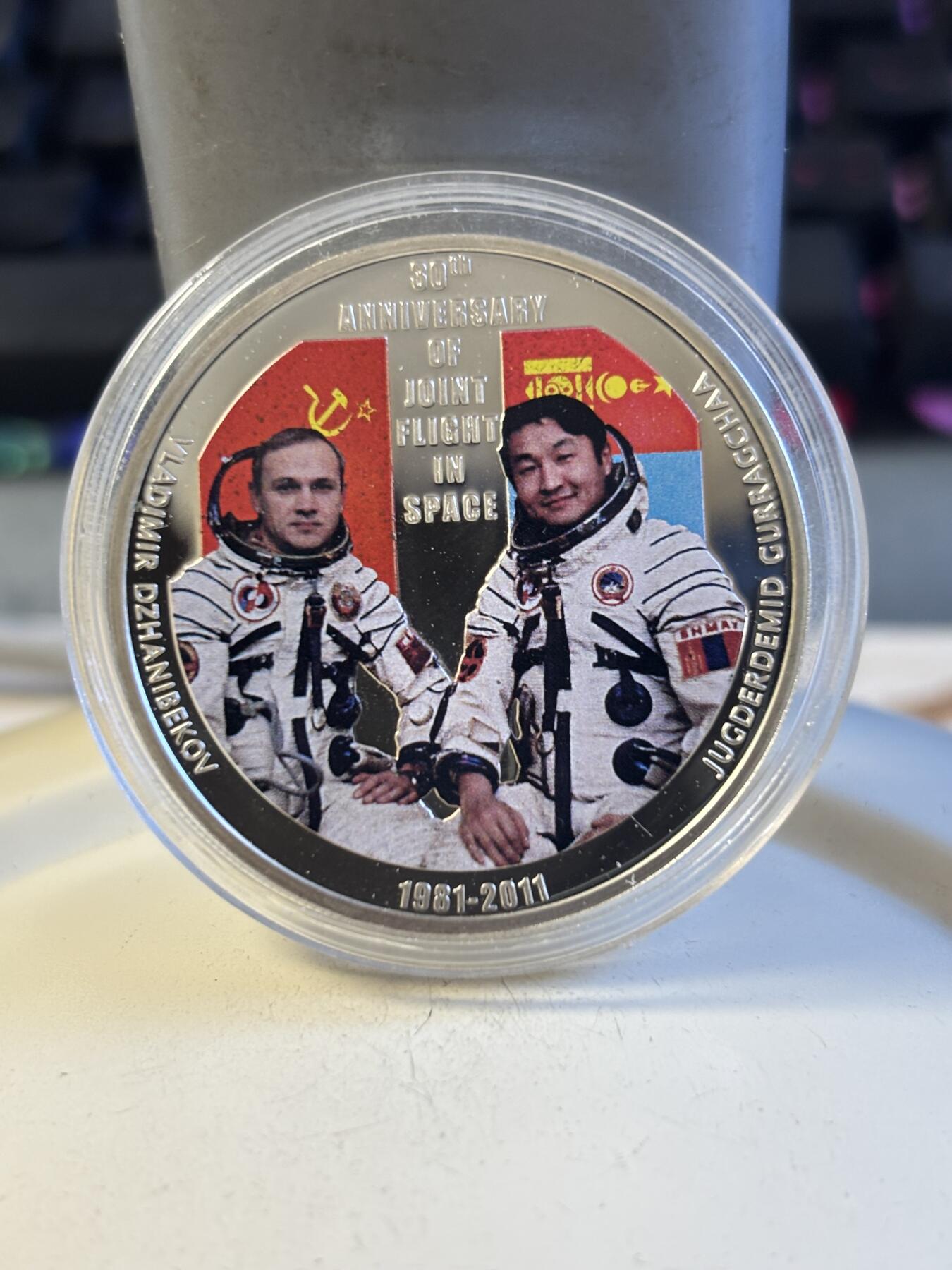 第194期拍卖 蒙古2011年宇航员太空飞行30周年彩色银币，有氧化，925银，25克