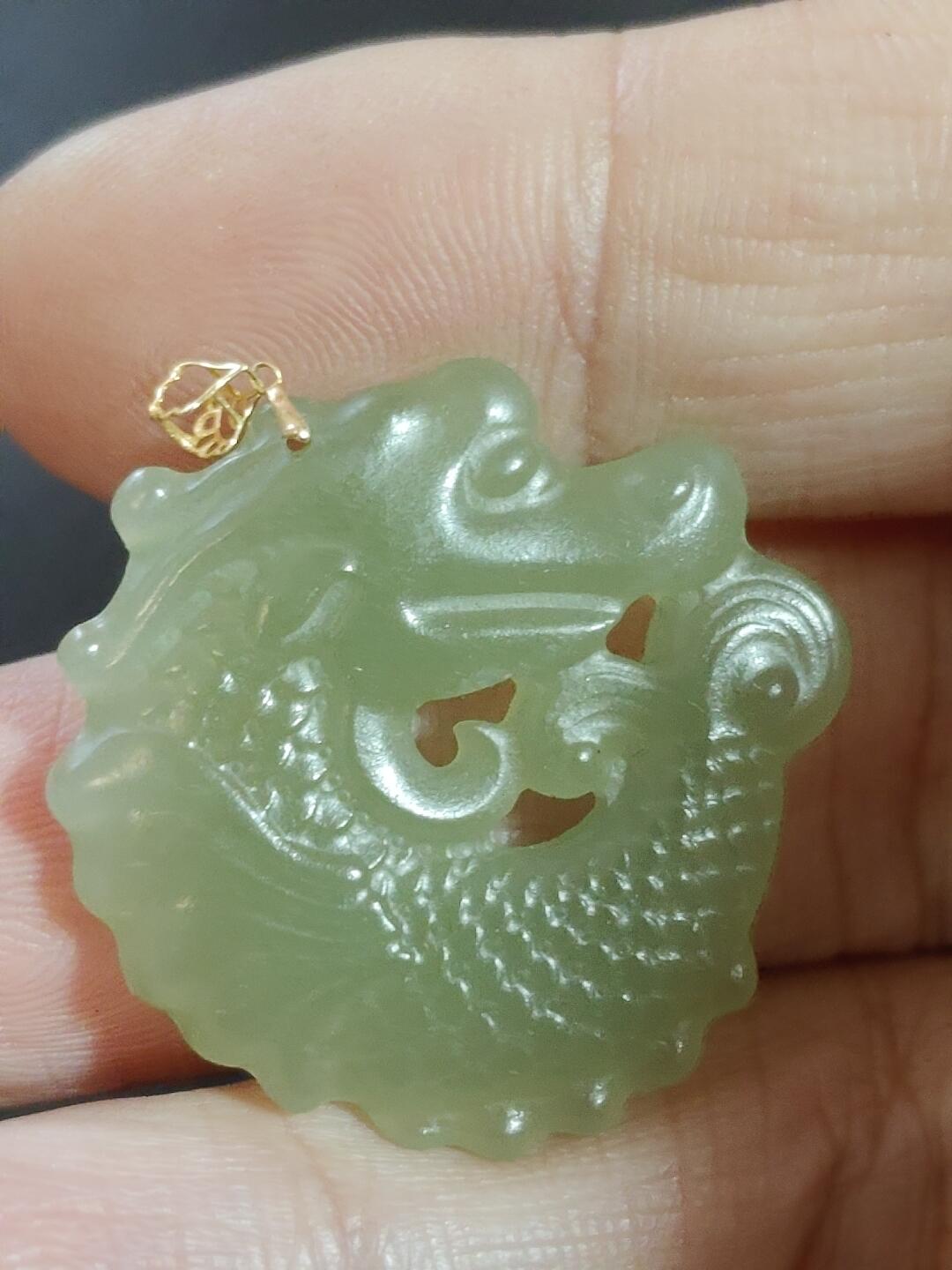 猩哥外币小铺➨【第223场】 新疆和田玉，鱼化龙，扣子是18k金，7克