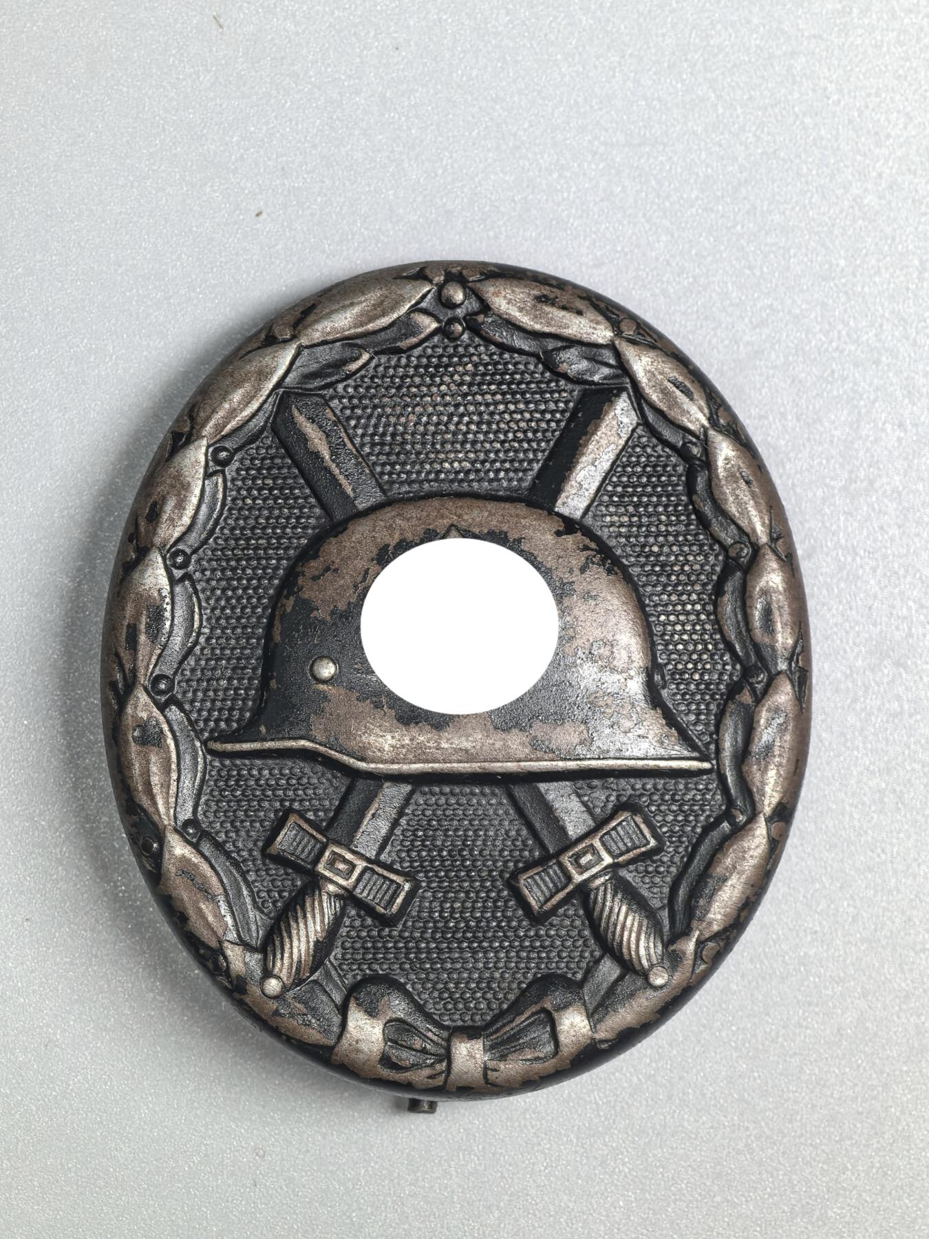 小驴勋章奖章收藏3月21日周六晚六点拍卖（珍爱和平，收藏战争，铭记历史，勿忘国耻，忠党爱国。有偿代拍，送拍规则在简介最后，参拍须阅读规则后再参拍，关系到运费包装发货时效真假辨别等关键信息，拍卖时不再发原图，看大图店主微信码在拍卖店铺介绍里） 双标得三黑色战伤奖章，铁质黑漆，背打L/56厂标，别杆打116标