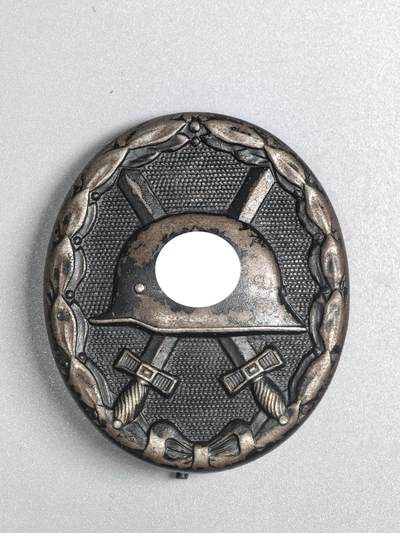 小驴勋章奖章收藏3月21日周六晚六点拍卖（珍爱和平，收藏战争，铭记历史，勿忘国耻，忠党爱国。有偿代拍，送拍规则在简介最后，参拍须阅读规则后再参拍，关系到运费包装发货时效真假辨别等关键信息，拍卖时不再发原图，看大图店主微信码在拍卖店铺介绍里） - 双标得三黑色战伤奖章，铁质黑漆，背打L/56厂标，别杆打116标